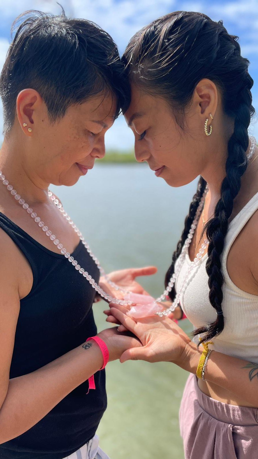 A necklace that vibrates at the frequency of love and opens your heart!
Handmade with Rose Crystal from Brazil and a beautiful double terminate point. ✨💎✨
Available online!!!