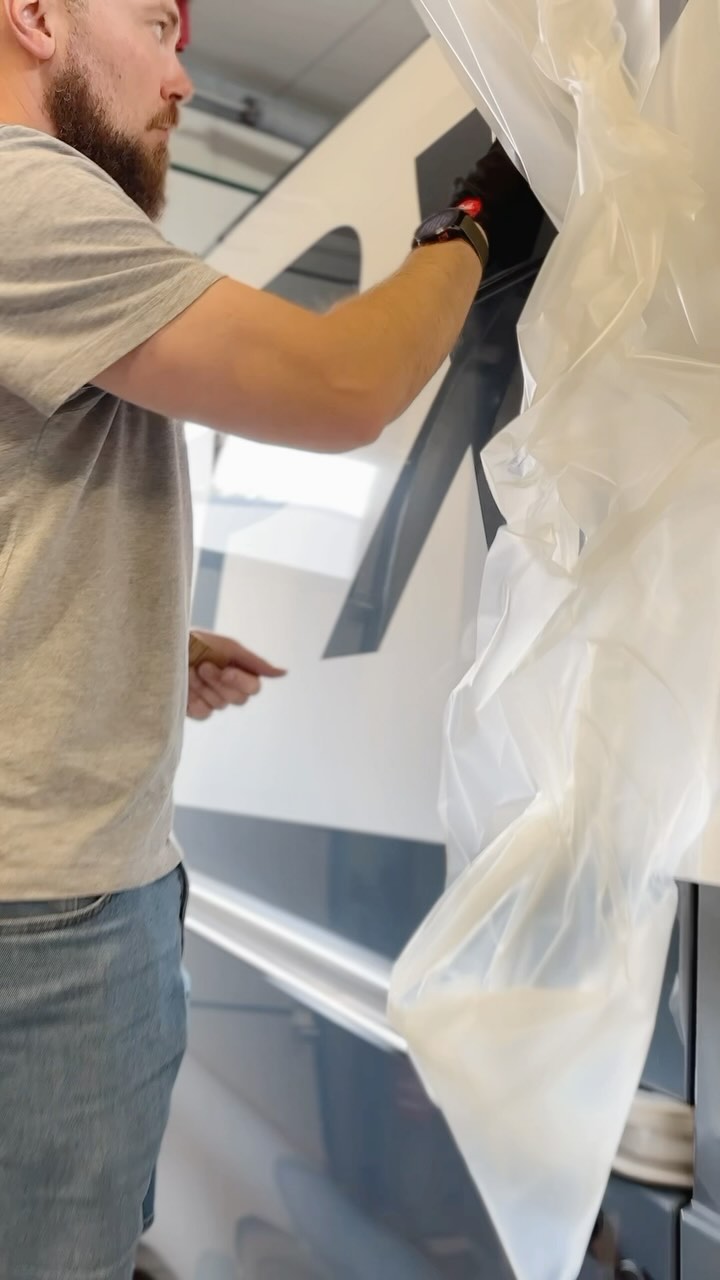 Wir haben das Fahrzeug von @spx.solar neu beschriftet – ein echter Hingucker auf den Straßen!
#Fahrzeugbeschriftung #solar #badoeynhausen #minden #hüllhorst #lübbecke #herford #bünde #kirchlengern #löhne #werbung