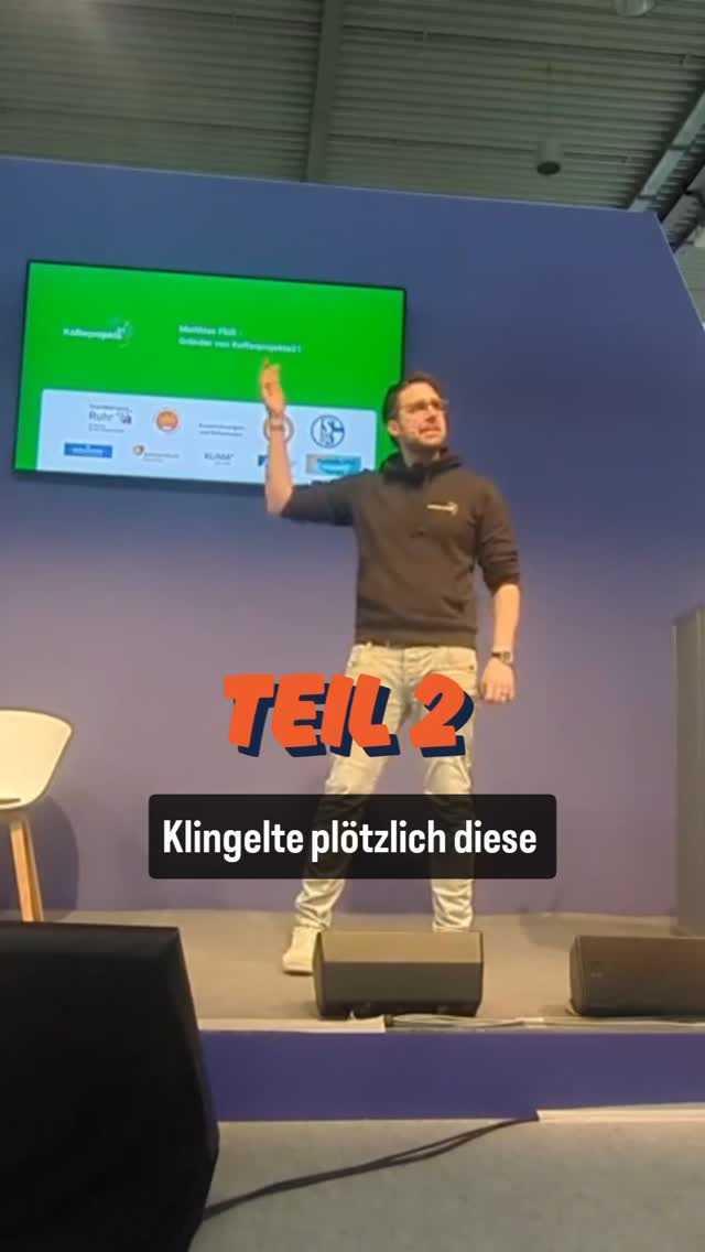 Unterricht vorbei? Von wegen! ‚Lasst uns streiken‘, ruft eine Schülerin – und die Demo nimmt Fahrt.
#schuleneudenken
#schule
#instalehrerzimmer
#demokratischhandeln
#didacta