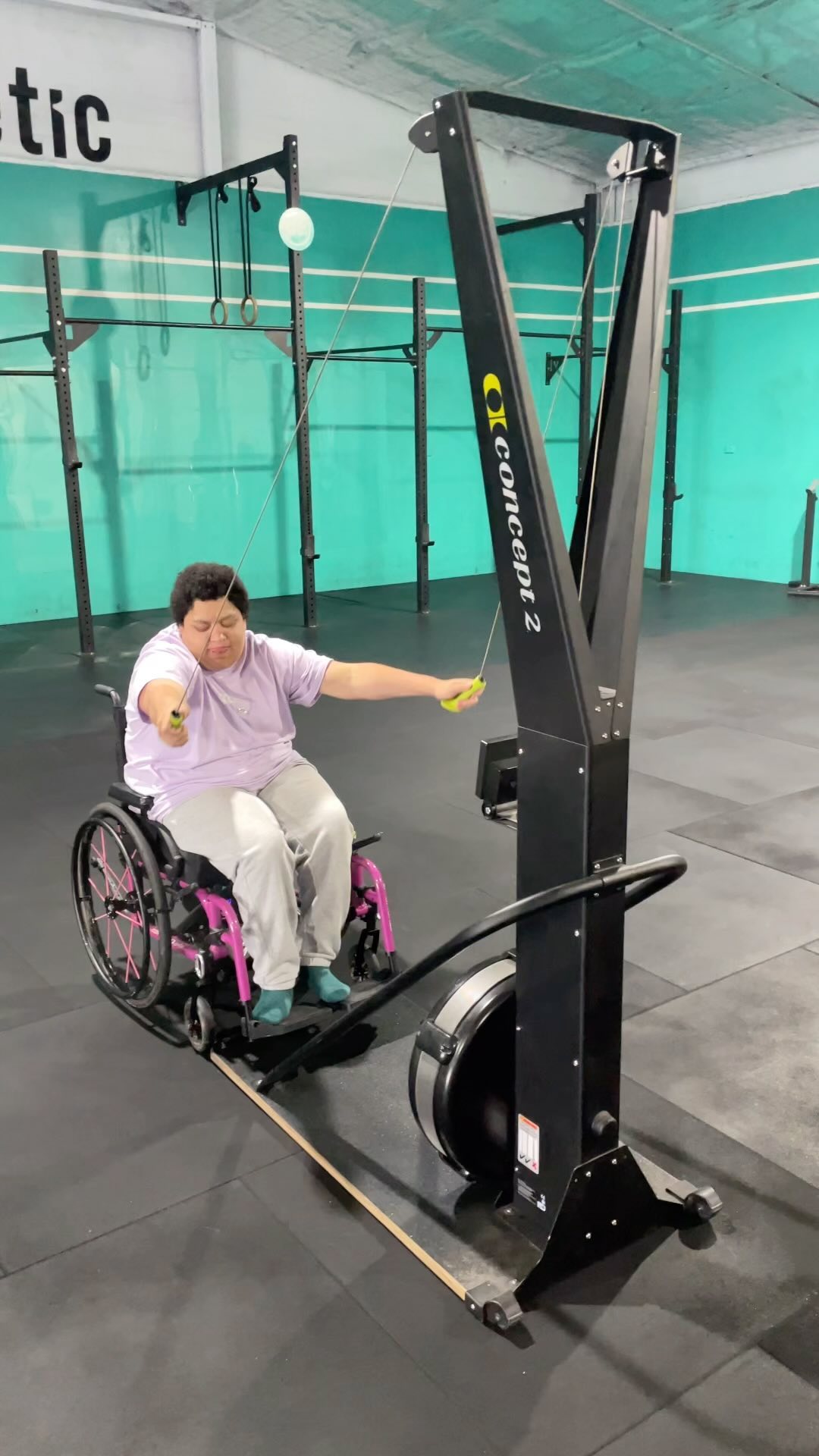 Yawn mid-set? 😂 Training can be tiring and tough.
Good thing Shania is tougher.