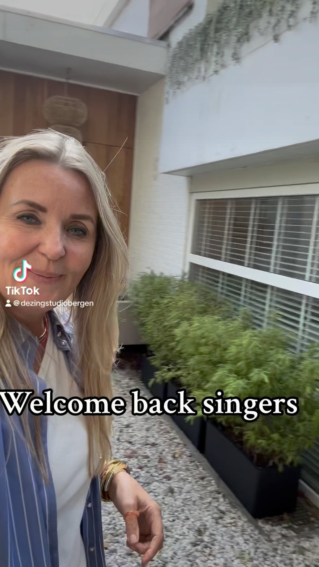 Vandaag zijn de zanglessen weer begonnen! Zoo leuk om jullie allemaal weer te zien..๐๐ป๐๐ถ๐ค๐ Welcome back Singers!! #zangles #dezingstudio #vocaltalents #vocalcoach #singers #welcomeback @charlie__tur www.dezingstudio.nl