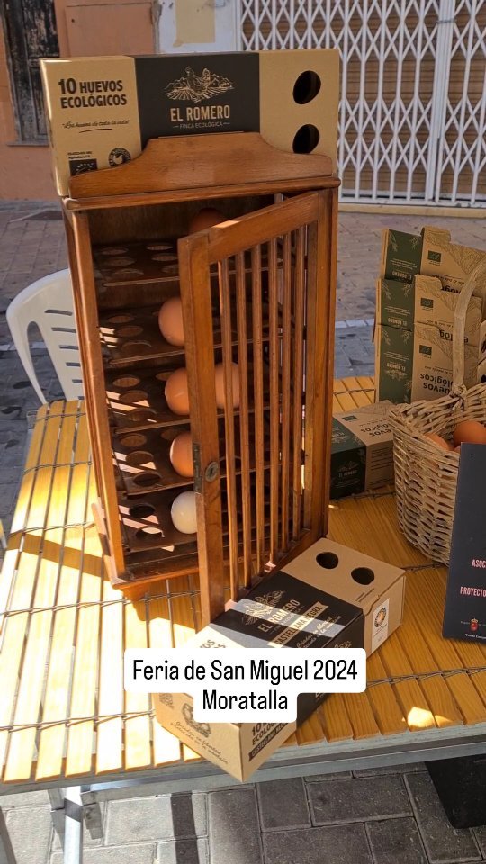Este pasado sábado participamos en la Feria de San Miguel en Moratalla, una feria donde se ponían en valor los productos tradicionales de Murcia.
Estuvimos presentes en un stand con nuestros huevos y en especial con los huevos de nuestra gallina Murciana, que se pudieron degustar en la foodtruck de el restaurante @el_olivar_es.
AGAMUR, asociación por la Gallina Murciana a la cuál pertenecemos, también estuvo presente y se pudieron ver ejemplares de gallina y gallo de esta raza. Esta asociación se encarga de la gestión del sello 100% Raza Autóctona de esta raza y de darla a conocer, así como llevar el árbol genealógico y control de la venta de sus productos certificados.
Agradecer a la organización contar con nuestra participación. Fue un placer estar presentes y poder hablar con muchos de vosotros concienciados con los productos ecológicos y de nuestra región.
#agamur #gallinamurciana #moratalla #tradición #productosmurcianos