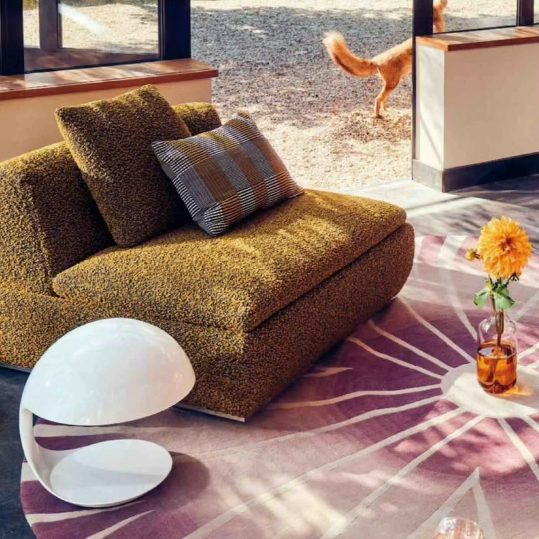 Les coussins en kent tissés à la main de chez Golden Editions sont à l’honneur dans le numéro hors-série spécial Déco du Madame Figaro actuellement en kiosque. D’origine ghanéenne, Sara Efia Reddin, fondatrice de la marque est née à Londres et formée au St Central Martins College of Art, elle a travaillé pendant de nombreuses années à Paris avant d’installer à Barcelone en 2021 son studio de création au Carrer Francisco Giner, 45 - 08012 Barcelona. Sara explore pour ses collections de luminaires, textiles et accessoires de décoration toutes les richesses et savoir-faire artisanaux du Ghana dans lesquelles elle apporte cette touche design et chic intemporelle qui rend vos intérieurs uniques et chaleureux.
Merci @madamefigarofr
@vanessazocchetti @virginielucyduboscq
@cyrillerobin
Pour
@golden.editions
#agencerp
#artisan
#coton
#coussin
#ghana
#cushion
#decoration
#decorstagram
#design
#faitmain
#handcraft
#handcrafted
#heritage
#homedecor
#instadeco
#interiordesign
#lampe
#light
#luminaire
#savoirfaire
#tendancedeco
#textile
#vkbpr