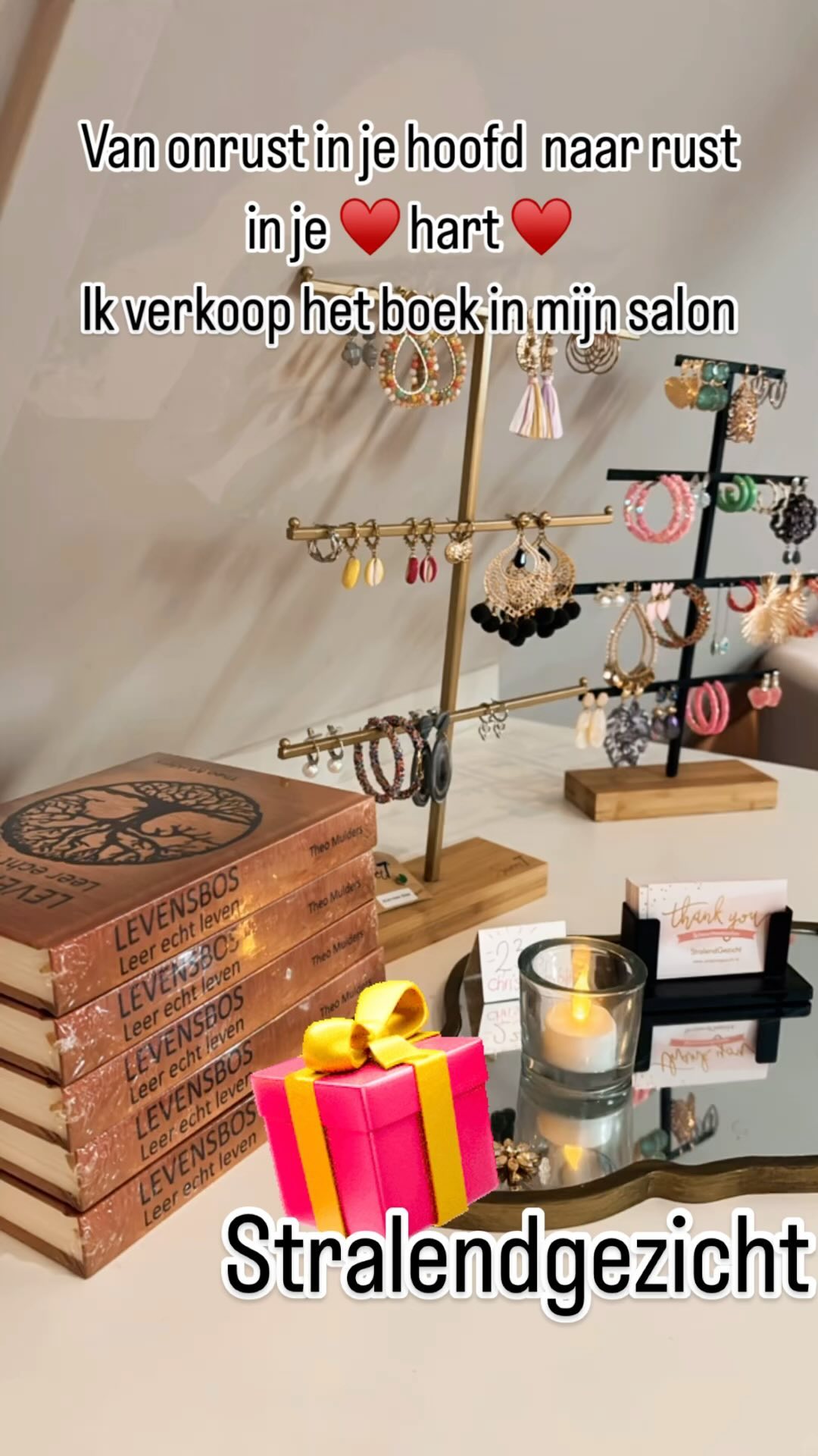 Ik heb het boek van mijn vader in mijn salon. Wellicht mooi en waardevol voor jezelf of voor diegene waarvan je weet dat die wel een steuntje in zijn rug kan gebruiken.
Ik las laatst dit en moest aan het boek denken💫🔥
Als je je realiseert wat je kunt creëren door te leven in liefde, zul je versteld staan van de mogelijkheden 🙏❤️