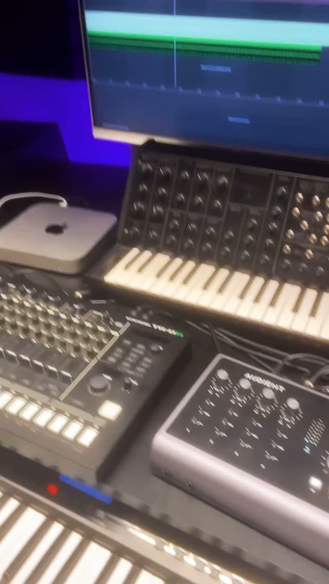 At work keeping updated on all the new toys
@sonoproacademy #minibrute #sonoprobarcelona
#modular #synthesis #modularsynth #semimodular #bassline #breaks #jungle #producer #producerlife #music #electronicmusic #studio #studiolife #musicproduction