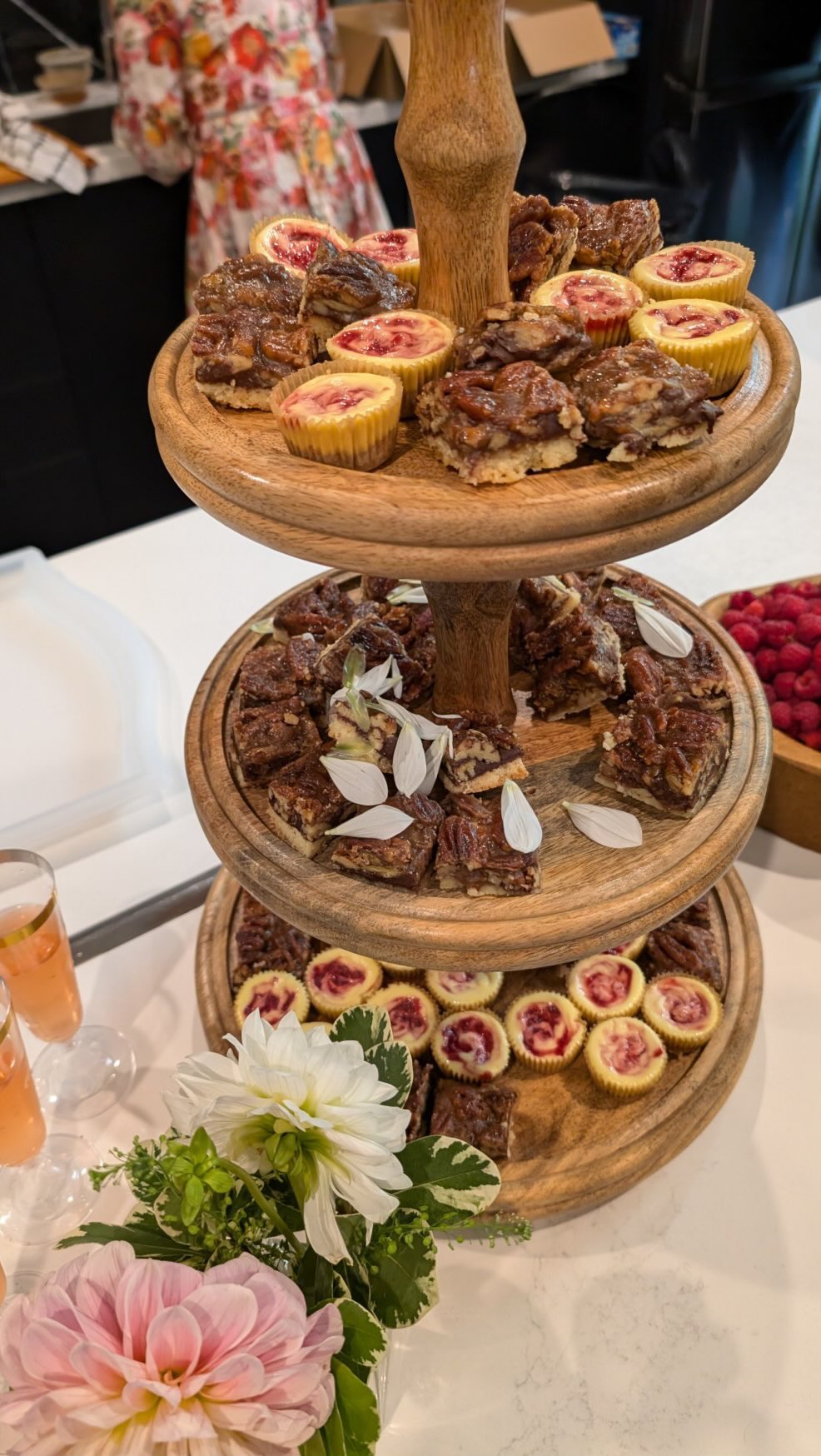 Great collaboration with Lisa from @grazethis. I was blown away by her grazing table. So elegant!
🍒
🍒
🍒
#partyideas #grazingboards #nutritiontips
#foodstagram #torontofood