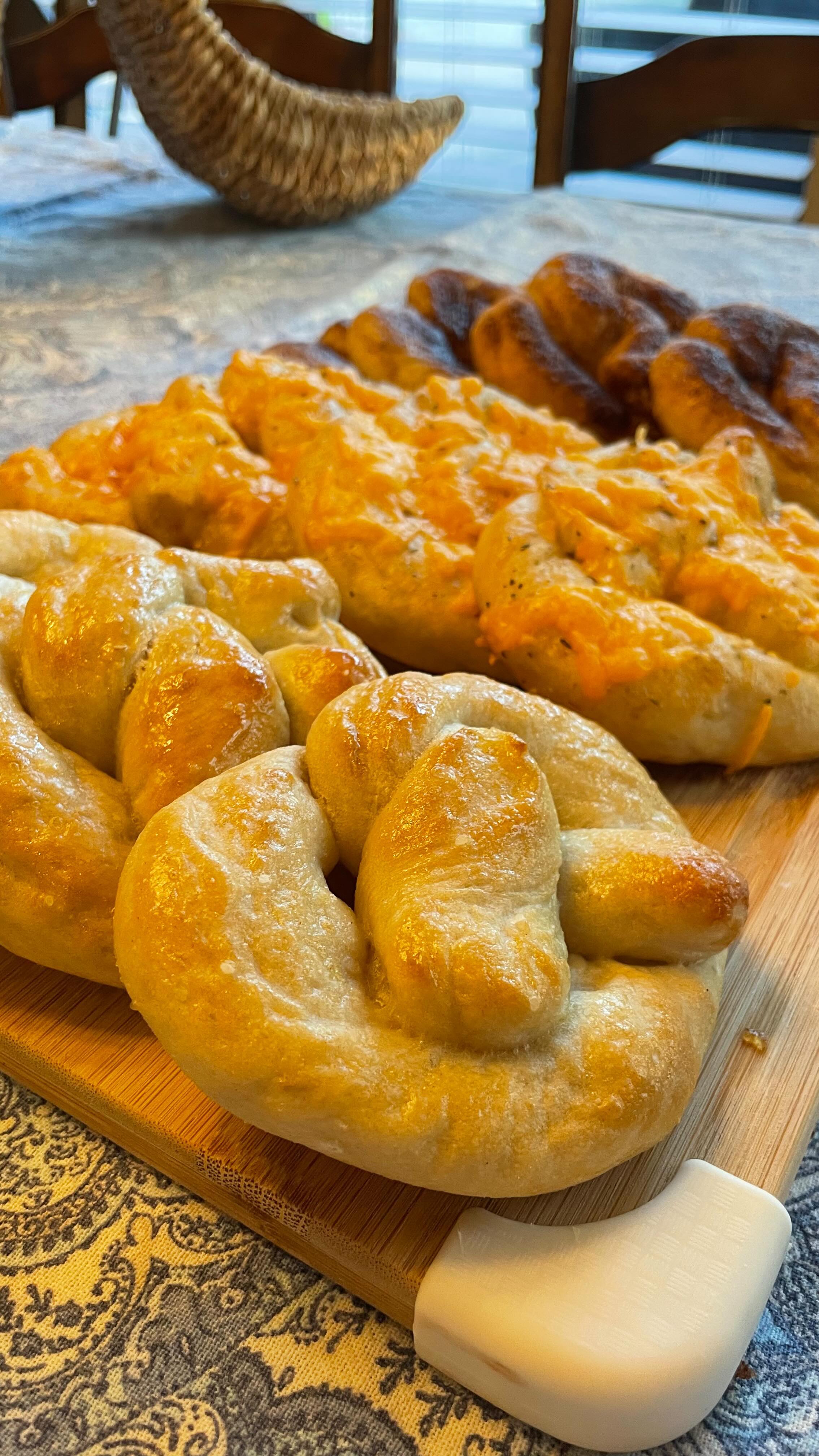 These Sourdough Soft Pretzels are TO DIE FOR 🤤😋 I sell sourdough loaves and treats from home, dm me for more info/prices!
#Sourdough #sourdoughpretzels #homemadebread #homemadesourdough #sourdoughbread #sourdoughbakery