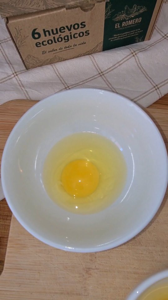 Aquí podéis ver nuestros tres tipos de huevos. Por fuera son muy distintos, pero por dentro son más difíciles de diferenciar.
El primero a la izquierda el de nuestras gallinas recién llegadas ecológicas, el de arriba a la derecha el de Gallina Murciana y el de abajo de Castellana Negra, ambas raza 100% autóctona.
Podemos ver las diferencias que hay en los huevos dependiendo de la raza de la gallina de la que proceda. Tanto en el color, moreno, color crema y blanco en este caso, como en la forma del huevo. El de Castellana Negra es más alargado que los otros dos, que son más redondos.
Al abrirlos son más parecidos entre ellos, las diferencias solo se ven por un ojo experto, aunque el sabor es distinto según la raza.
Aquí se ve como es un huevo fresco, con la clara densa y la yema espesa y transparente.
Cada uno tiene su sabor característico. ¿Os gustaría que hiciéramos una cata de huevos?
#huevosecologicos #gallinamurciana #gallinacastellananegra #gallinaecologica