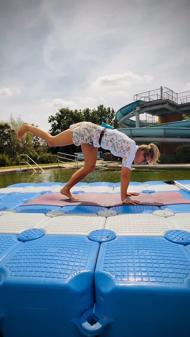 🏄🏼♀️🌊 Sommer 🏖️, Sonne 👙, Sonnenschein ☀️
Da bekommt man doch Lust auf SUP Yoga!
Und bei mir bist du an der richtigen Adresse. Denn im Sommer biete ich im wunderschönen @naturfreibadwetter Natur Freibad in Wetter Ruhr regelmäßig SUP Yoga Stunden an.
Klick doch einfach mal auf den Link in der Bio und meld dich an. Es macht wirklich super viel Spaß, trainiert dein Gleichgewicht, die Koordination und deine Balance - und in der Regel fällst du nicht mal ins Wasser.
Ein Leihbord kannst du dir ganz bequem am SUP Automaten von @heiuki.share ausleihen. Er befindet sich direkt am Freibad.
Also nicht zögern, sondern ab aufs Wasser. Ich freu mich auf dich
deine Tanja
Woga SUP Yoga Instructor
#woga #supyoga #wetterruhr #naturfreibad #freibad #standuppaddling #yogaonwater #wateryoga #splashingaround #handstand #handstandseverywhere #handstanding