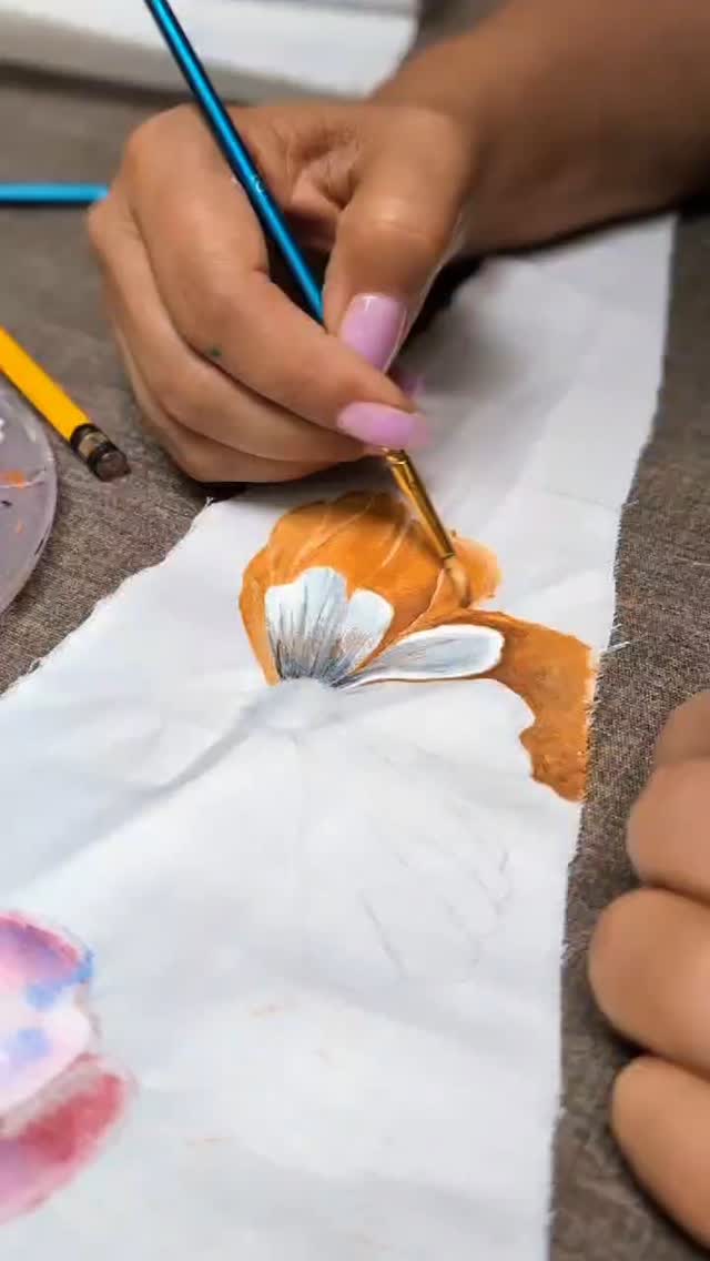 Cada pincelada cuenta una historia. En Eve Valverde, cada detalle pintado a mano es único y refleja el arte y dedicación detrás de cada pieza. Este proceso es lo que hace que nuestras prendas sean más que solo ropa, ¡son verdaderas obras de arte!
.
.
.
Each brushstroke tells a story. At Eve Valverde, every hand-painted detail is unique, reflecting the art and dedication behind each piece. This process is what makes our garments more than just clothing—they are true works of art!
#EveValverde #ArtInFashion #HandPainted #SustainableFashion #Handmade #CoutureFashion #FashionArt #ConsciousFashion #FashionLovers #Sustainability #SlowFashion