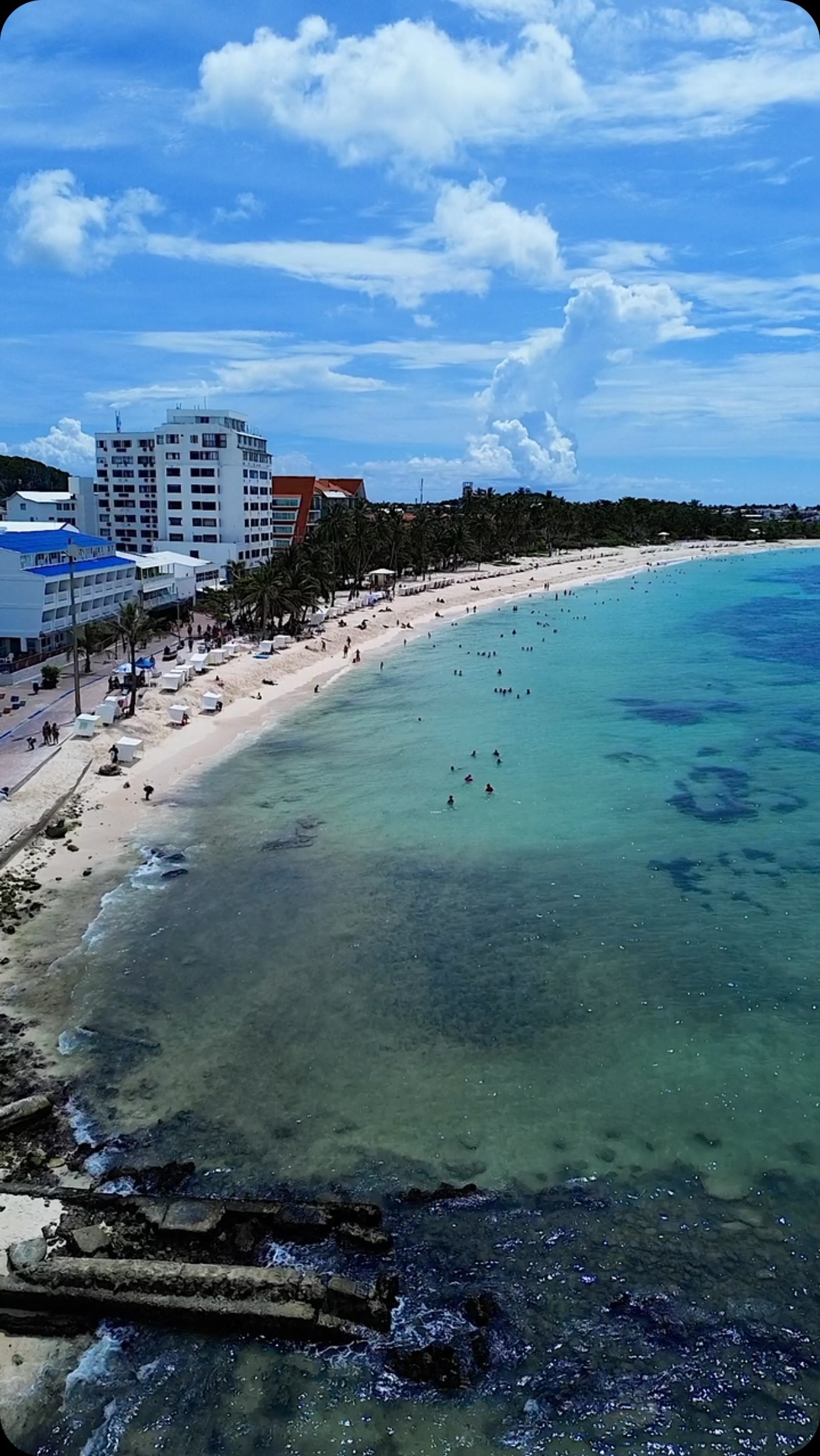 El hotel verde mar está ubicado a una cuadra de la playa Spratt Bight y del Malecón de san Andrés isla.
- Spratt Bight, la playa más famosa de San Andrés por su excelente ubicación, Son casi 450 metros de extensión, la playa Spratt Bight es una visita imperdible por ser la playa más bonita de la isla de aguas cristalinas y arena casi blanca.
- El Malecón se ha diseñado con amplios espacios para el esparcimiento de turistas, es una amplia vía adoquinada con varios atractivos turísticos, podrás conseguir desde restaurantes y heladerías,supermercados y bares, hasta boutiques y locales comerciales. así que tendrás todo lo necesario a la mano, independientemente de lo que busques en tu viaje.