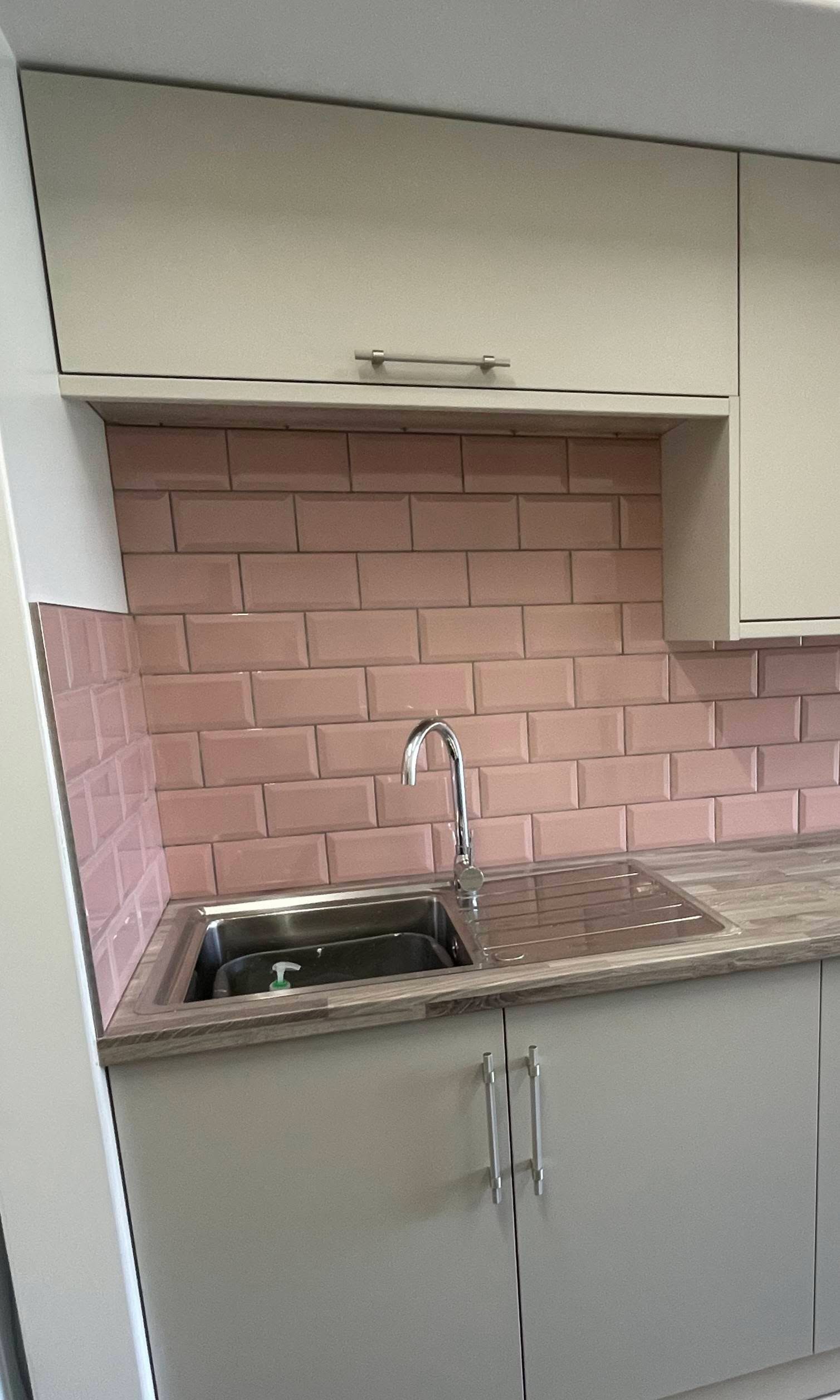 Utility tiling in a soft pink tile. What do you think to the colour?
#pritchardpropertyservices #tiling #utilityroom #utilitytiling #tilingideas #homeimprovement #paintinganddecorating #paintingservices #DecoratingServices #tilinginspiration