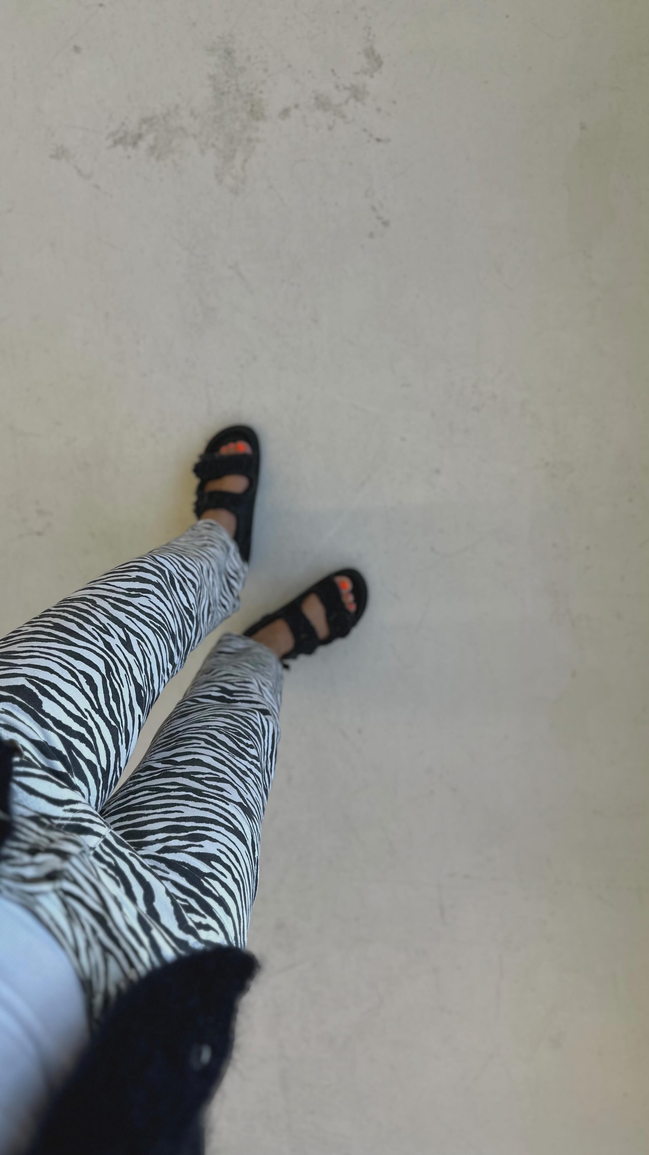 𝗟𝗢𝗢𝗞 𝗢𝗙 𝗧𝗛𝗘 𝗗𝗔𝗬 🦓 Bequemer geht’s nicht. Super softer Stretch als Denim und die fluffig leichte Wendejacke.
Einfach perfekt! Was sagt Ihr?
#lookoftheday
#outfitinspiration #smallbuisness #minibuisness #supportsmallbusiness #selfmadewomen #womenempowerment #workingmom