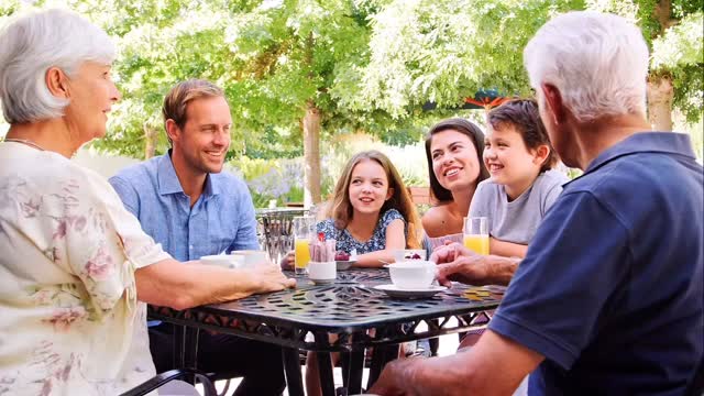 Los 4 gigantes de la Geriatría
Existen 4 grandes síndromes geriátricos en la geriatría que van a impactar en tu vida en el adulto mayor.
1.La inmovilidad va a limitar tu mente, ánimo y esperanza de vida, te va a llevar a sarcopenia, caídas, dolor crónico y hospitalizaciones.
2. Inestabilidad y caídas frecuentes, son el inicio de dependencia, aislamiento y pérdida de confianza.
3. Incontinencia urinaria va a afectar tu autoestima, calidad del sueño y tu participación social.
4. El deterioro cognitivo va a impactar en tu memoria, autonomía y la vida familiar.
Recuerda que estos síndromes se pueden prevenir, revertir o controlar si son detectados a tiempo.
Yo te ayudo a cuidar a tus seres queridos.
AGENDA HOY TU CITA
👩🏻⚕️Dra. Brenda Joanna Estrada Martínez
Cédula profesional 11015760, Cédula de especialista: 14373082
🥼⚕️Certificada por el Consejo Mexicano de Geriatria, A.C.
—> Socio activo de la Academia Mexicana de Geriatria ⚕️
Consultorio🏥
🌎📍Av. Plutarco Elias Calles # 1148,
Fraccionamiento la Raza, Ciudad Juarez, Chihuahua.
Siguenos en Instagram:
—> Ig: dra.brenda_estrada
#geriatriaegerontologia #geriatrics #personamayor #elderly #envejecimientoactivoysaludable #caidas #INMOVILIDAD #Dementia #DeterioroCognitivo #IncontinenciaUrinaria
#drabrendageriatra