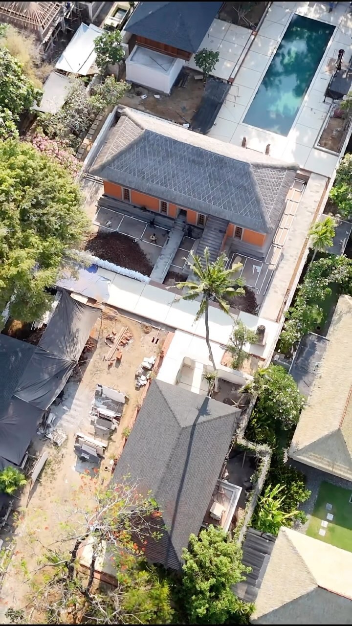 Artisans at work hand crafting the architectural details at this amazing beach front property in Sanur Bali
#baliwellness #pbmbali #buildingdreamvillasinbali #balidreamvillas #constructioninbali #baliquantitysurveying #baliconstruction #buildinginindonesia #buildconsultancyinindonesia #balivilladesign #livinginbali #projectmanagementindonesia #baliprojectmanagement #resortsandvillasinbali