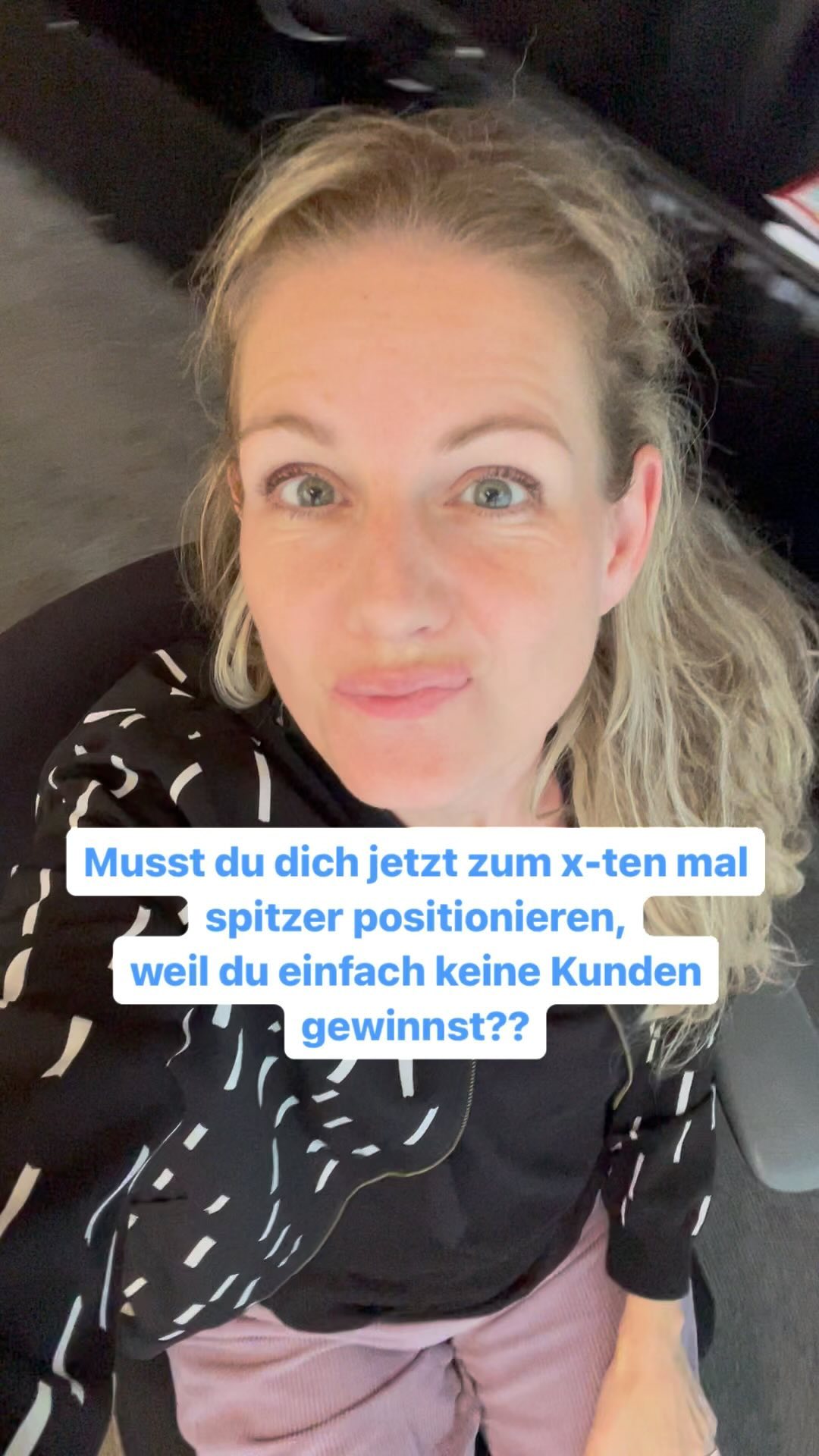 Dir ist schon ganz schwindelig vom Gedankendrehen im Kreis.
- Du willst endlich mehr Klienten gewinnen.
- Endlich mehr von den richtigen Followern anziehen.
- Die Sicherheit, dass sich das ganze Gehustle wirklich lohnt.
Überall ließt du, dass du dich dafür noch spitzer Positionieren musst.
Was du jetzt brauchst ist keine 50te Neuerfindung deiner Selbst, sondern einfach nur Klarheit.
Du hast schon richtig gute Ansätze, aber eben noch keinen richtigen Aufhänger, der wirklich das zusammenfasst, was du alles draufhast. Wie sollen das dann deine Kunden begreifen?
Eine individuelle & einzigartige Positionierung auszuarbeiten ist mein Steckenpferd.
Mit kreativen Chaosköpfen wie dir, die immer 1000 Ideen haben, Tausendsassern sind, aber nicht wissen, wie sie ihren Fokus wiedergewinnen.
Folge mir und wir kühlen gemeinsam deinen Kopf ab & bringen dich gemeinsam auf Erfolgsspur. 🤩
POSITIONIERUNG
BUSINESSAUFBAU
ONLINEBUSINESS
COACHINGFUERFRAUEN
#Positionierung #Businessaufbau #onlinebusiness #coachingfuerfrauen
