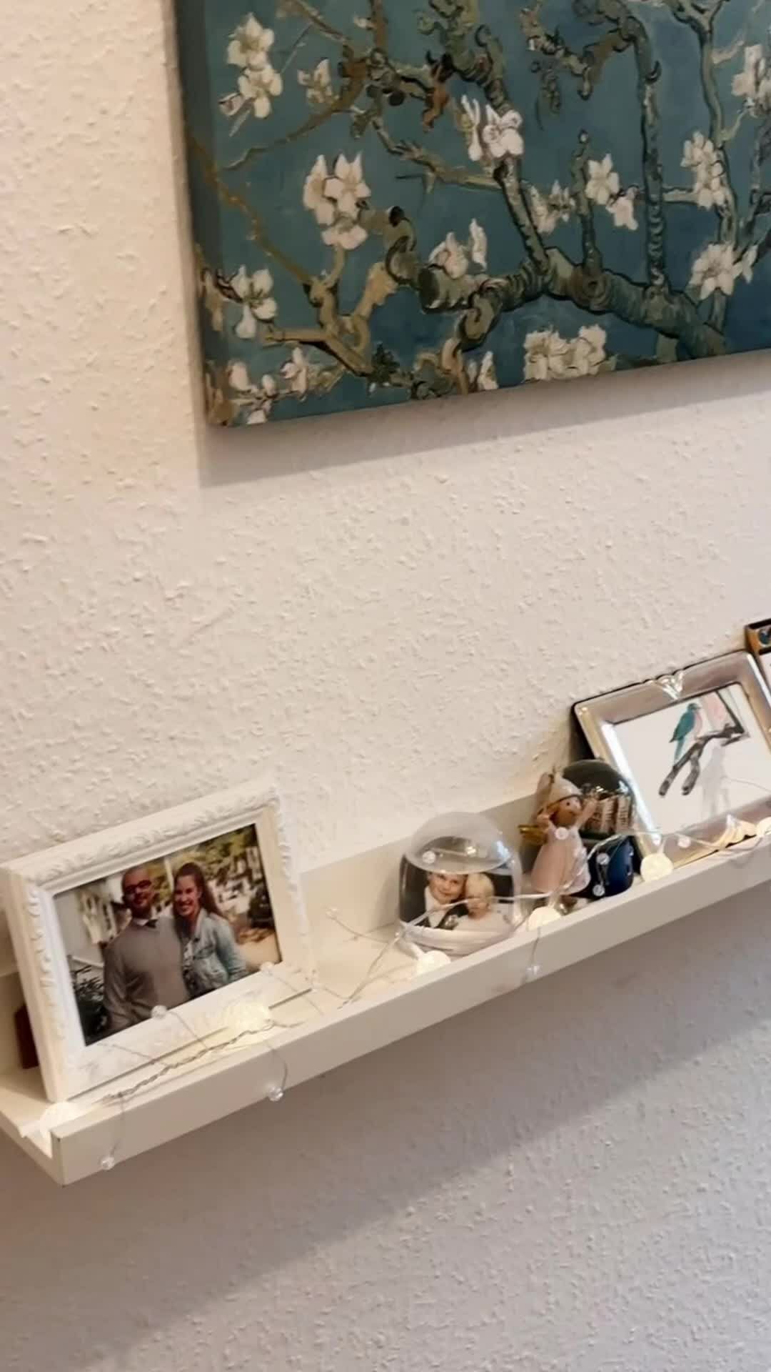 Im Haus für morgen hat jede*r sein/ ihr eigenes Reich: einzigartig eingerichtete Zimmer, die genau auf die Bedürfnisse unserer Bewohnerinnen abgestimmt sind. 🛏️✨
Durch persönliche Gegenstände, Fotos der Liebsten und eigene Dekoration wird jedes Zimmer ein ganz individueller Ort um sich zurückzuziehen und wohlzufühlen.
#hausfuermorgen #hfm #supporthfm #wohnpflegegemeinschaft #supportneeded #strukturförderung #finazielleunterstützung #pflege #zuhausegefühl