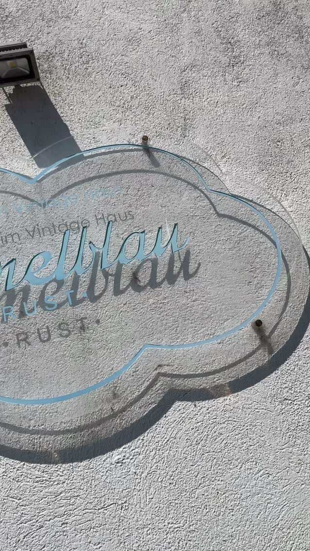 🎥 Ein Blick hinter die Kulissen von Happybox – So entsteht dein Fotobox-Erlebnis! 📸
Tauche mit uns ein in die Welt von Happybox! In diesem exklusiven Behind-the-Scenes Reel zeigt dir unser Geschäftsführer persönlich, wie unsere beliebte Fotobox funktioniert – vom professionellen Aufbau bis hin zum Live-Einsatz direkt vor Ort. Du erfährst, worauf es bei der Vorbereitung ankommt, welche Features unsere Box besonders machen und warum Happybox auf Events in ganz Österreich für strahlende Gesichter sorgt.
Perfekt für Hochzeiten, Firmenfeiern, Geburtstage oder Messen und Feiern jeglicher Art – entdecke, wie einfach du deinen besonderen Moment festhalten kannst.
👉 Ideal für alle, die ein Event planen und nach einer hochwertigen, unkomplizierten Lösung für bleibende Erinnerungen suchen.
#memories #fotoboxmieten #eventhighlight #behindthescenes #eventplanung