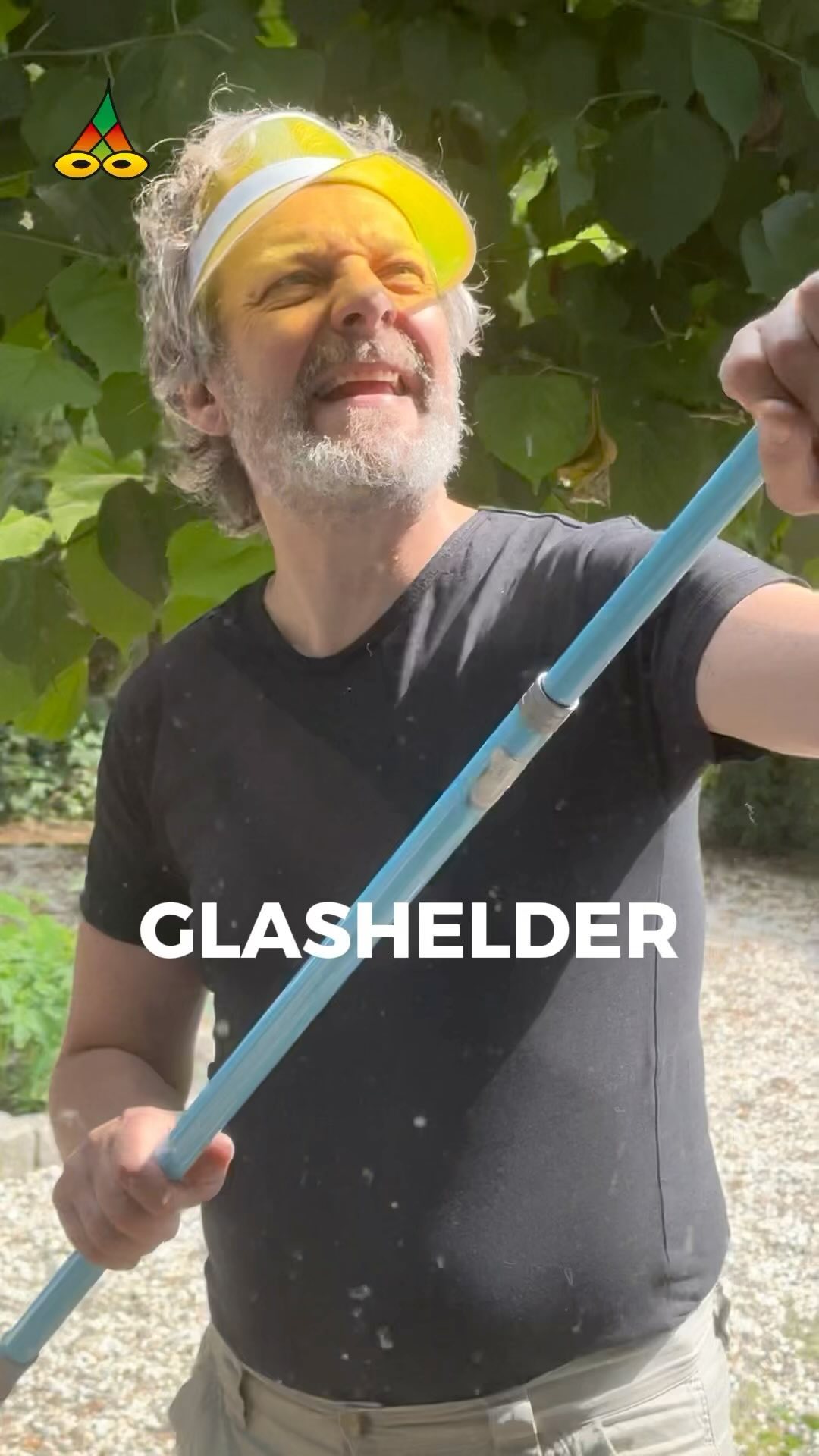 Nummer 61: Glashelder
Beste landgenoten en Vlamingen,
Met mijn ragebol
Veeg ik de spinnenwebben
Van het raamkozijn.
Telkens als ik sop,
Was, lap, dweil, zeem, poets of mop,
Zuivert mijn gedachte.
#Dichter bij #Nederland & #Vlaanderen over #huishouden #zen #ramen #voorjou #voorjoupagina #schoonmaken
Dit is een ‘Hou de zonzijde’-productie:
Tekst, spel & bewerking: Maurice Jonkers
Videografie, regie & eindredactie: @studiohilma