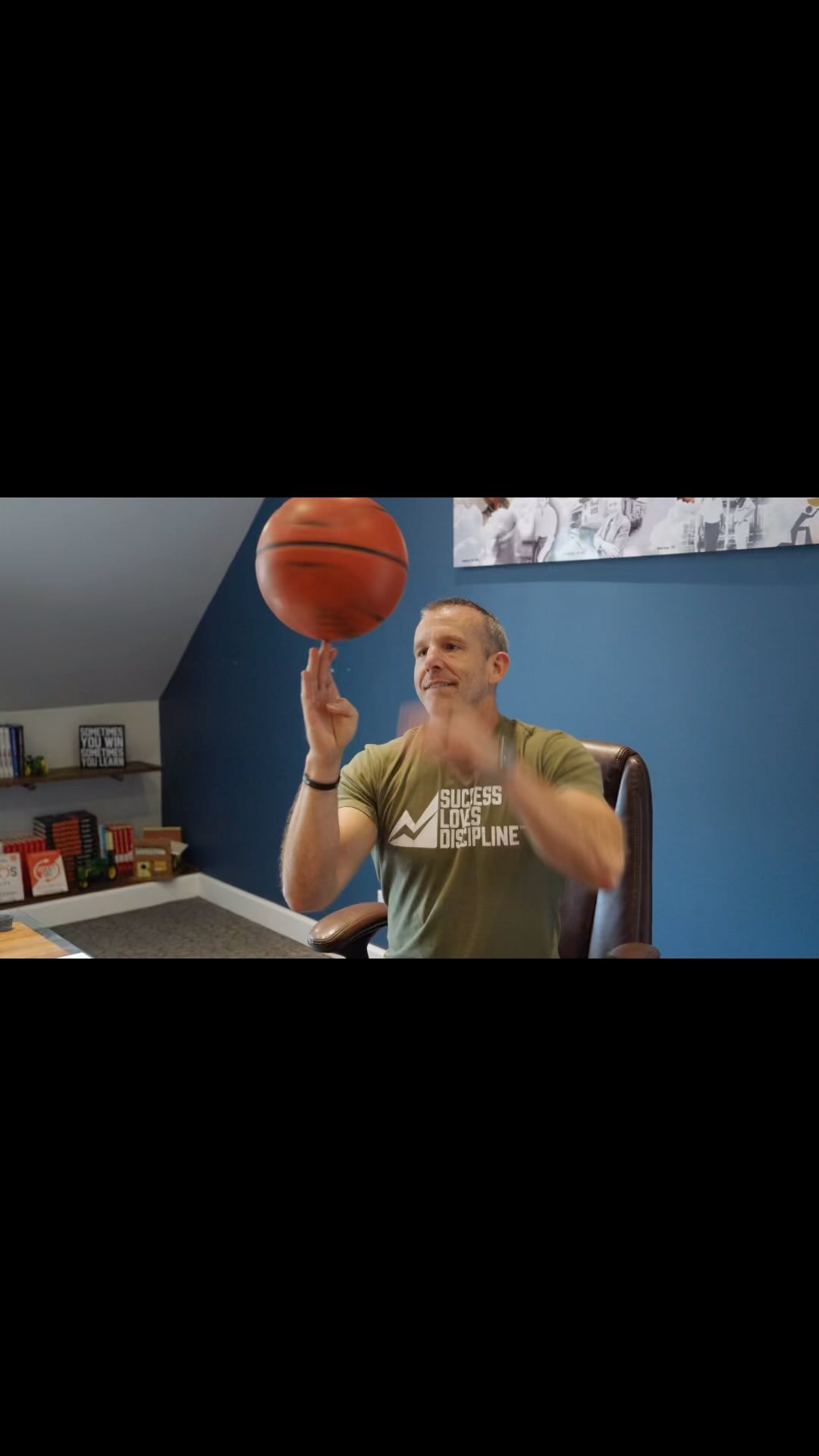 I learned this from my mom! 🔥🔥🔥
You never know what kind of gems you will pick up, if you are willing to shut your mouth and open your ears.
If you are humble....
If you are smart....
If you will stay open and curious....
You can learn from anyone....if you are willing listen!
It’s a massive growth opportunity for anyone looking to level up their game!
#successlovesdiscipline #staycurious #LevelUp #personalgrowth