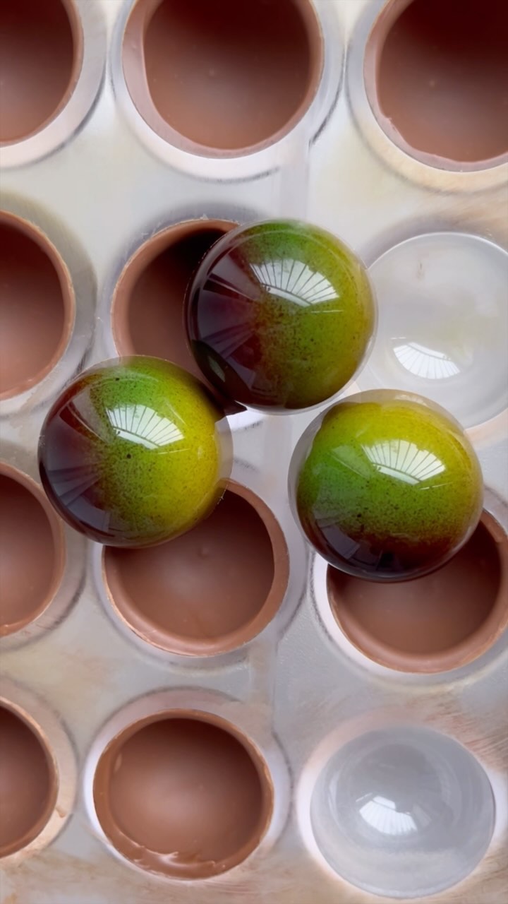 We’re excited to announce our two upcoming events, featuring some of our seasonal flavours:
• Amarula Cream 🥃
• Pumpkin Pie Spices 🎃
• Crunchy Hazelnut Praliné 🌰
10 additional bonbon flavours are available to choose from, along with our range of single-origin bean-to-bar chocolate 🍫
Where to find us this week:
@partridgesfoods 📍#Chelsea
Saturday, 19th October
10:30 AM – 4:00 PM
@denbies_wine_estate 📍 (with @curatedbydapperandsuave) #Dorking
Sunday, 20th October
11:00 AM – 4:00 PM
See you soon 🍁🍫
__________
#chocolate #bonbon #finechocolate #autumnflavours
#chocolateart #finefood
#chocolatelovers #edibleart #handmade #handcraftedchocolate #chocolategiftbox
#artisan #artisanchocolates #beantobarchocolate #veganoptions #craftchocolate #singleoriginchocolate