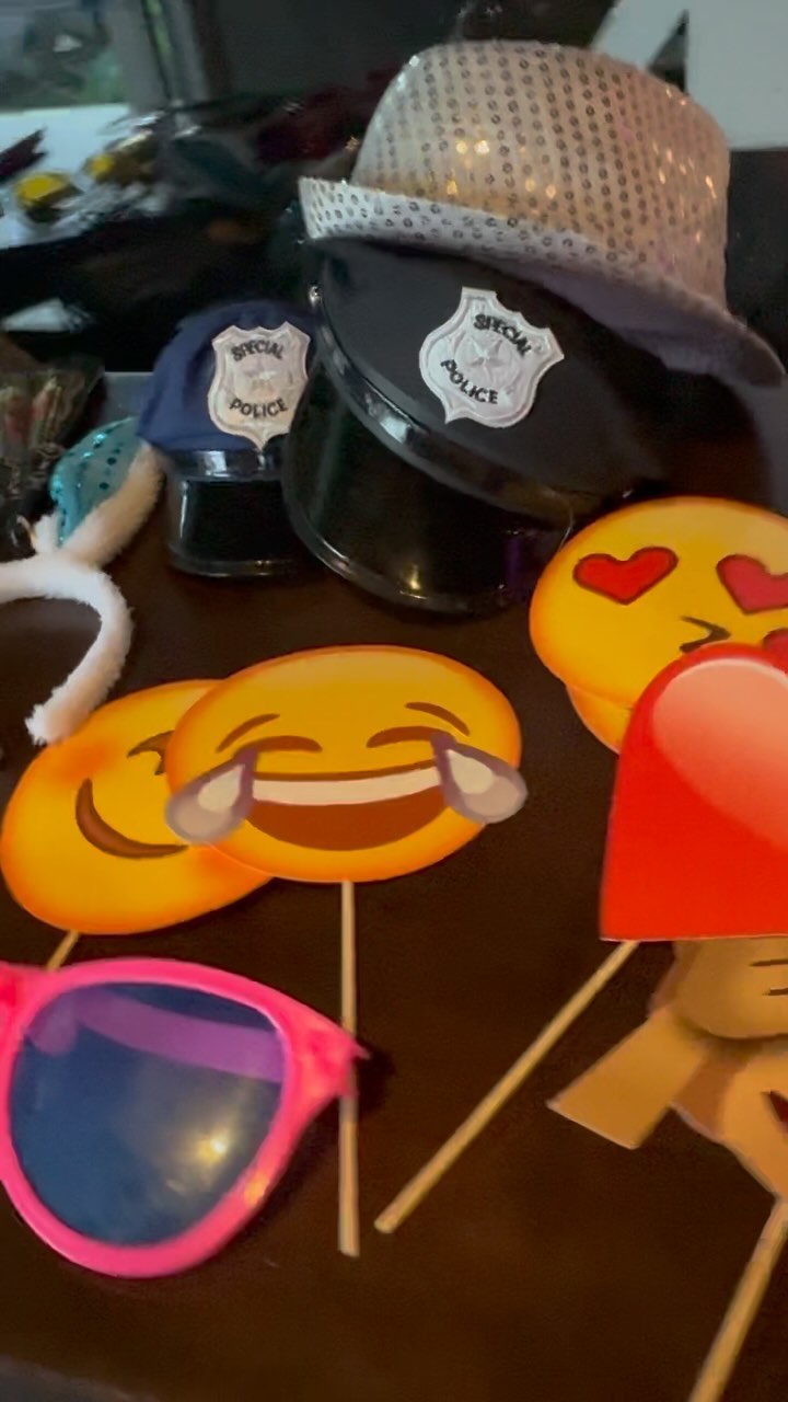 Das „Summer-Break“ Event im @calubalounge wurde wieder ordentlich gefeiert. 🥳
Natürlich fehlte auch dieses Jahr unsere Fotobox nicht. Neben frisch gegrillten Köstlichkeiten und gekühlten Getränken, durften wir uns auch einer hervorragenden musikalischen Begleitung erfreuen. 💪🏼
Der Sponsor und Hauptveranstalter @zeilinger_daniel_ hat uns allen ein perfektes Event geschenkt, ein großen Danke an dich. ☺️
Mit unserer Fotobox sorgten wir dafür, dass dieser Tag bei jedem Gast als Erinnerungsbild zu Hause verewigt worden ist. 🥰
Danke für diesen wunderbaren Abend. ❤️