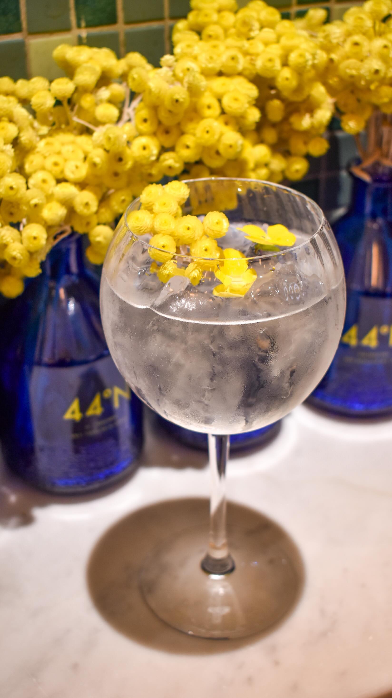 Gin Tonic 44°N ☀️
Fever Tree Mediterranean, bouquet de fleurs jaunes immortelles, Gin 44°N. De quoi faire renaître quelques rayons de soleil venant tout droit de la mer Méditerranée, à Paris.
Jusqu’au 10 octobre seulement 💙
#tigerparis #barparis #paris6 #rueprincesse #cocktailbar #mixology #gin #gintonic #ginlovers #ginandtonic #cocktails #mixologie #doitinparis #bar #cocktailhour #sortiraparis #cocktailart #44ngin