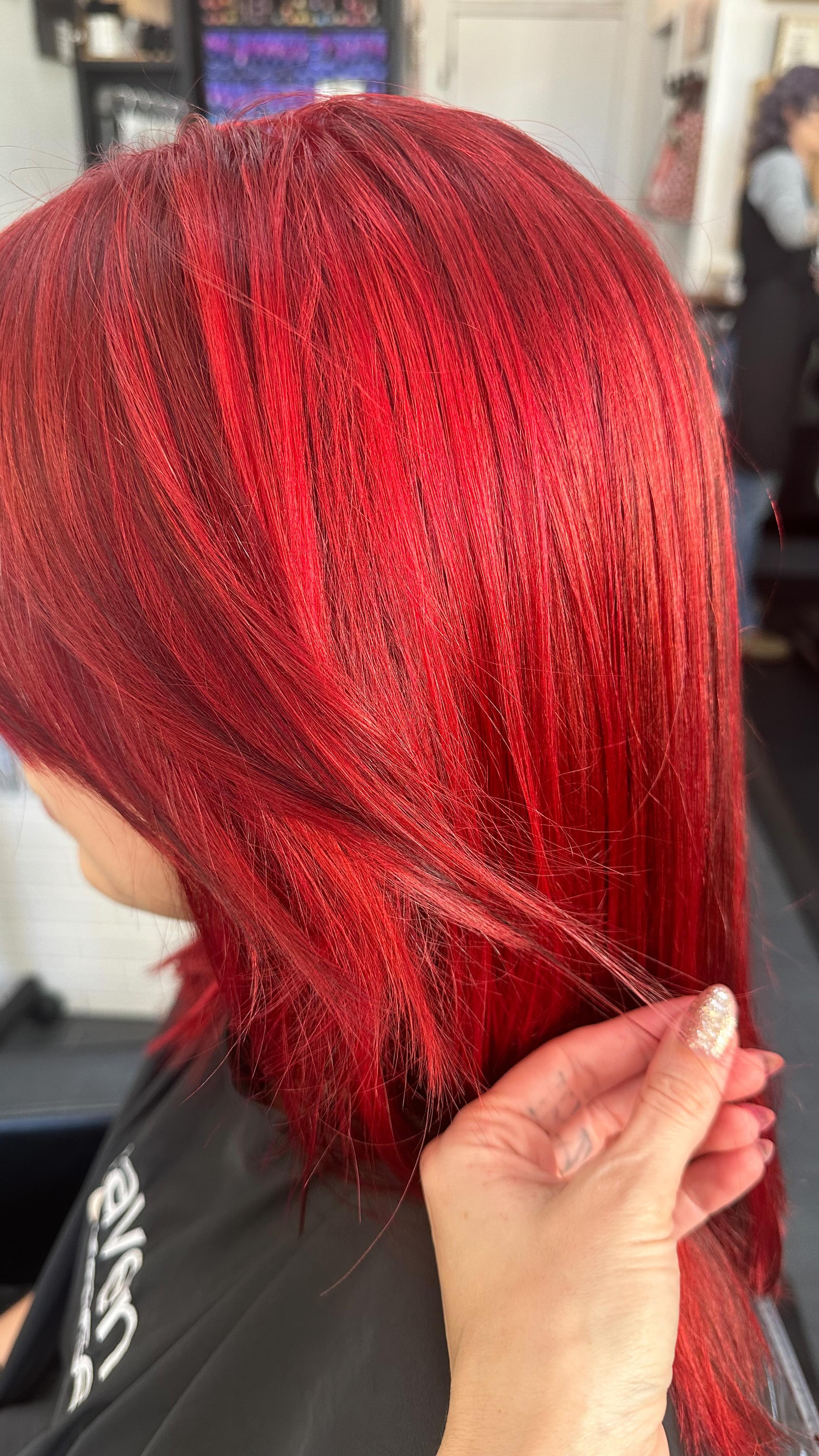 #beforeandafter All over color with highlights & low lights. The base is a dreamy copper and pumped up with #pulpriot vivid reds! Once the red fades she’ll be left with a stunning vibrant copper !
👩🏻🎨💇🏻♀️ @jess.thecosmo