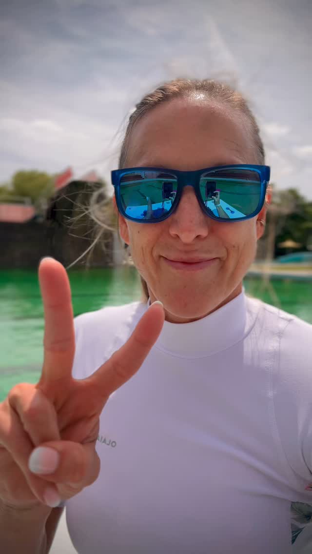 Wir bringen Yoga auf die ruhigen Wasserflächen des wundschönen Naturfreibades in Wetter @naturfreibadwetter Beim SUP-Yoga kommst du fließend und im Einklang mit deinem Atem in die Bewegung, dehnst und kräftigst deinen gesamten Körper und arbeitest an deiner Tiefenmuskulatur und Balance. Klingt gut? Das finden wir auch!
SUP-Yoga oder auch #woga oder Yoga on Water ist die perfekte Kombination aus Stand-Up-Paddling und Yoga. Es holt dich in den Moment zurück, schult deine Achtsamkeit, trainiert dein Gleichgewicht und bietet dir eine unvergleichbare Kombination aus Yoga unter freiem Himmel in Verbindung mit dem wunderbaren Element Wasser – und nein, du fällst in der Regel nicht hinein ;).
Die gezeigten Übungen sind sowohl für Yoga Anfänger/innen als auch für SUP-Neulinge geeignet und so ausgelegt, dass du schnell ein Gefühl für das Board bekommst und dich immer sicherer darauf fühlen wirst. Alles geschieht in deinem ganz persönlichen Tempo und du kannst ganz individuell entscheiden was du mitmachen möchtest. Auch wenn du schon Erfahrung mit Yoga und/oder auf dem SUP hast, halten wir einige Varianten und ein paar anspruchsvollere Übungen am Ende der Session für dich bereit.
Du kannst dein eigenes Bord mitbringen oder vergünstigt (Code auf Anfrage) ein Board am SUP Automaten @heiuki.share am Freibad ausleihen.
Die Session ist für alle ab 12 Jahren geeignet, sofern Ruhe und Konzentration für eine ca. einstündige Session vorhanden und die unterschriebene Einwilligung der Erziehungsberechtigten vorliegt. Gute Schwimmkenntnisse sind wie bei allen Wassersportarten Voraussetzung.
Und jetzt schnell buchen & anmelden (Link on Bio!)
Ich freu mich auf dich!
Deine Tanja
Woga SUP-Yoga Instructor
#woga #supyoga #wetterruhr #naturfreibad #sup #standuppaddling #supyogi #wasserratte