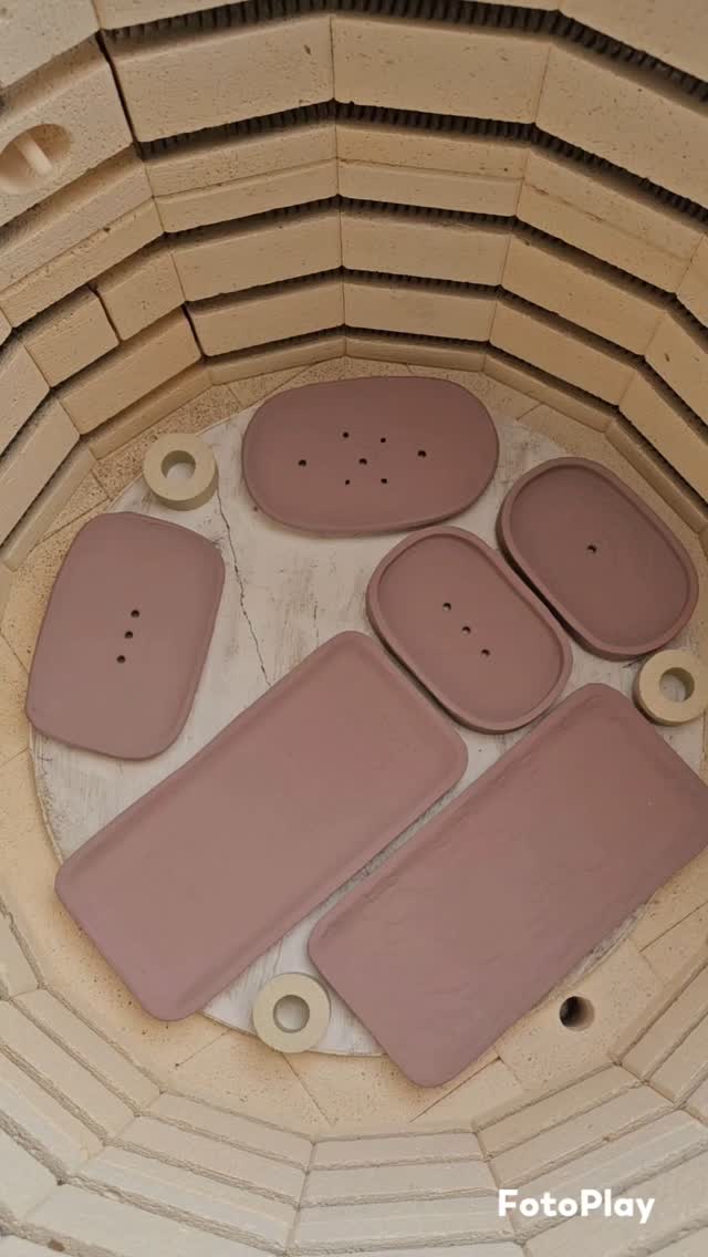 ✨ #EnCoulisse : Deuxième cuisson, c’est parti !
Après le biscuit, place à la cuisson finale : celle de l’émail.
Aujourd’hui, je remplis le four avec toutes mes pièces émaillées, prêtes à affronter une nouvelle cuisson à très haute température : 1250°C cette fois-ci 🔥
C’est une étape pleine de suspense : l’émail, encore mat et poudreux à ce stade, va fondre pour révéler toute sa brillance et ses couleurs après cuisson.
Impossible de savoir exactement à quoi s’attendre… et c’est aussi ce qui fait toute la magie de la céramique ✨
Hâte d’ouvrir le four et de découvrir les résultats 😍
Mais il va falloir encore un peu patienter : après 8h de cuisson, il faudra attendre 48h de refroidissement pour éviter tout choc thermique… et ne pas risquer de fendre les pièces.
#ceramique #emaillage #cuissonfinale #faitmain #artisanal #atelierceramique #workinprogress