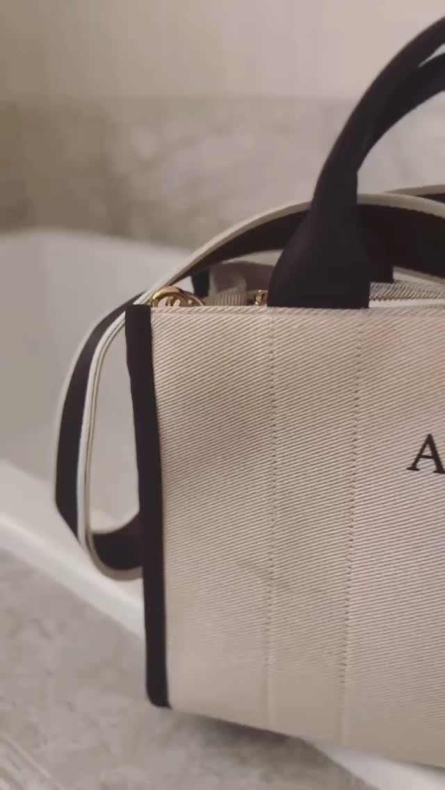 ✨ Il a tout d’un grand…
Mais il est à ton nom. Et à ton prix 😏
Le nouveau sac iconique vient d’arriver :
– Silhouette chic ✔️
– Pochette assortie ✔️
– Et surtout… une personnalisation rien qu’à toi : tes initiales, un mot doux, une phrase culte.
C’est ton sac. Ton style. Ton statement.
Et non, il ne coûte pas un bras ✌️
📌 Dispo dès maintenant sur l’e-shop
💬 Tu mets quoi, toi, comme message perso ?
#sacpersonnalisé #newdrop #sacamain #styleunique #saciconique #cadeaupersonnalisé #thetotebag #sacaddict #mamanheureuse #mamanaufoyer #maman #cadeaumaman