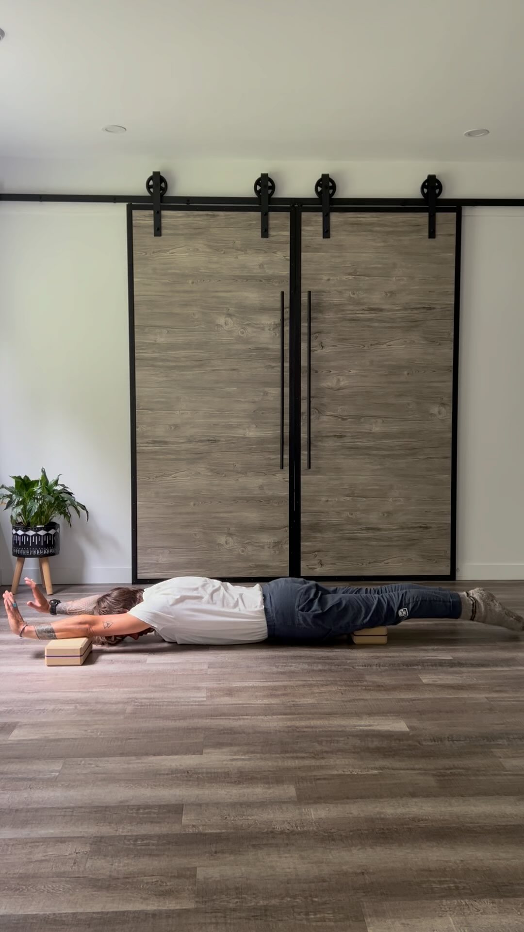 Handstand practice 🤸🏻♂️
Fermement motivé à progresser, je me lance le défi de pratiquer minimum 3 fois par semaine pour les deux saisons à venir! 🫡
Voyons quel en sera le résultat… 🤓
#handstands #hometraining #presshandstand #movement #practicepracticepractice