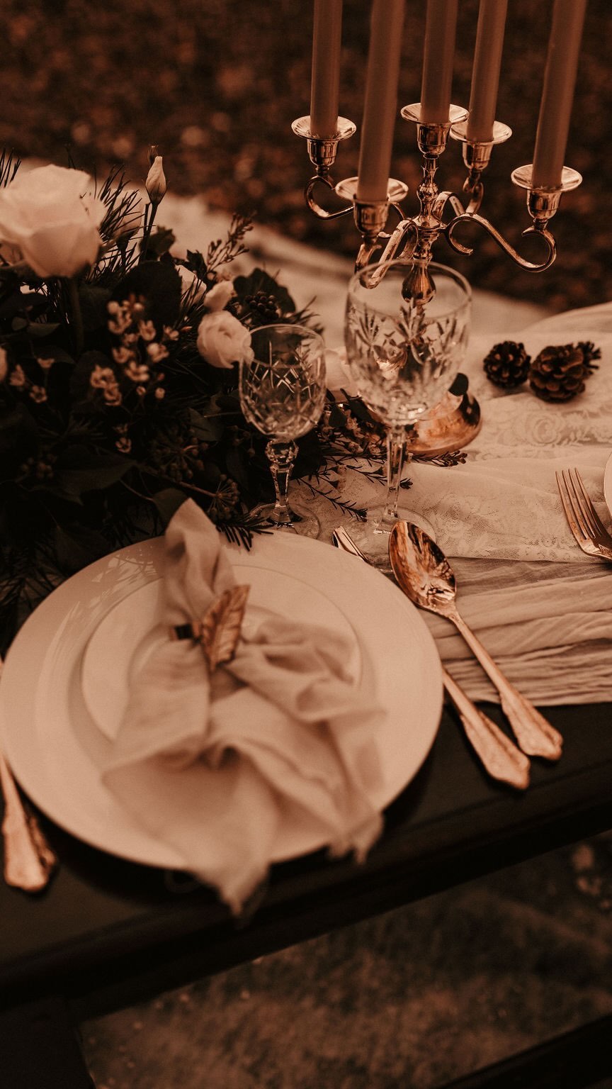 Join us for an evening of Christmas creativity @theoatshed. Find out how to elevate your Christmas table and wow your guests. Be inspired with a practical demonstration and centrepiece tutorial, then get into the festive spirit as you design and create your own table centrepiece from the materials provided to use on your table at home.
.
Surround yourself with festive coziness, in the beautifully decorated surroundings and enjoy a glass of mulled wine or a hot drink and a festive treat, included in the price.
.
Tickets are live now and spaces are limited.
.
Tickets are £65 per person including all materials, drink and treat.
.
Date and time: 6th December 18.30-21.00
.
To book use the link in our bio or on stories.
.
Hope to see you there love @willow_and_rust and @theoatshed xxx
.
#creativeworkshop #christmasworkshop