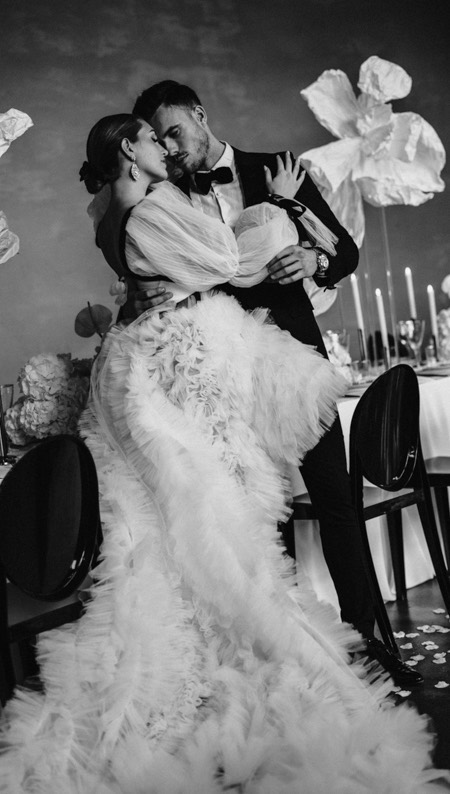 Niemals stehen bleiben und sich stets weiter entwickeln. Die Saison ist noch nicht ganz am Ende, aber schon beginnen die Planungen für 2025 und damit gab es auch ein ganz tollen und inspirierenden Workshop und Shooting mit der tollen @vickybaumann.de
Wie gefällt euch der Stil?
Content Creation Event: @vickybaumann.de
Wedding Planner: @levin.wedding
Furniture: @vonrock.de
Cake: @lepompom_cupcakes
Stationary: @kristinahoefler
H&M: @brautstyling_dianadymala
Dresses: @annettebasilius.d_s
Models: @hanniandmichi
Day assistant: mikado_hochzeitsplanung
Catering: @caterring.de
Flowers & Decoration: @yano_design_studio
Location: @loftstudio14c