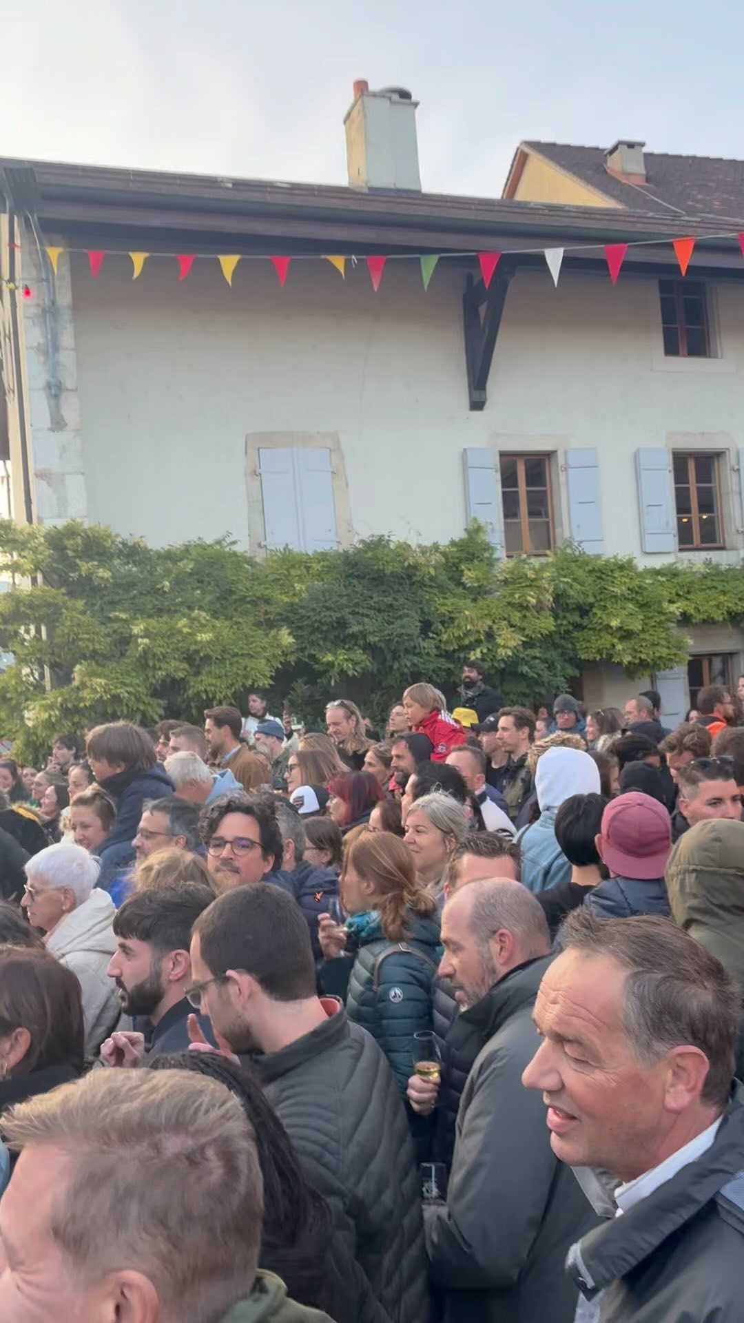 La bise n’arrête pas la fête des vendanges de Russin @sambaloelek_batuk 😍