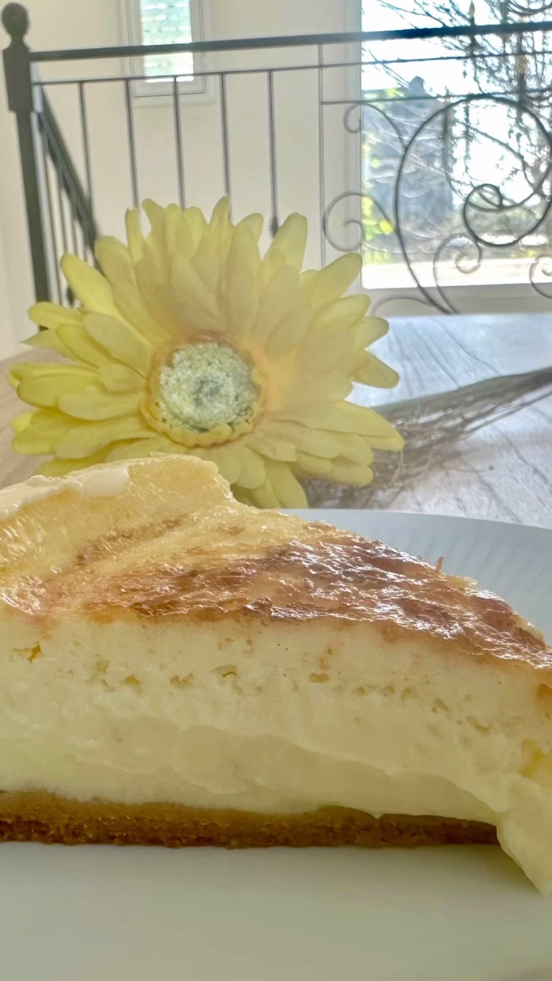 Cheesecake Lovers! Les presentamos el nuevo miembro de nuestra Comunidad: Cheesecake vasco, tarta de queso quemada o Basque burnt Cheesecake.
Su secreto esta en su textura, una mezcla de crujiente y cremoso que despierta todos los sentidos. Tu mejor cita siempre!
Seguinos para mas novedades!!!
#cheesecakes #cheesecake #cheesecakelovers #cheesecakevasco #tartasdequeso #basquecheesecake #nuevopostre #ohcheesecake #saycheesecakes #saycheese