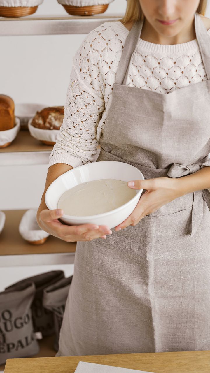Dažniausios naujokų klaidos, kepant natūralaus raugo duoną ↩️
🌾Per šalto ar per šilto vandens naudojimas ir neatsižvelgimas į aplinkos bei produktų temperatūrą 💦
🌾Nepakankamai susifermetavusio arba persifermentavusio raugo naudojimas 🥖
🌾Receptas nepritaikytas naudojamiems miltams - per didelis arba per mažas vandens kiekis tešloje 💧
🌾Nepakankamas duonos tešlos fermentavimo laikas, dėl kurio duona plyšta kepimo metu ir atsiranda didžiulės skylės riekėje 🌕
🌾Duonos tešlos perfermentavimas, kai suardomi kepale esantys glitimo ryšiai ir neišlaikoma kepalo forma, taip pat gaminys nepakankamai iškyla kepimo metu 🌪️
🌾Nepakankamas darbas su duonos tešla. Šiuo atveju kepalas nelaiko formos, nors duonos tešla yra pakankamo iškilimo prieš fermentuojant šaltyje. Ši klaida ypač dažna dirbant su pilno grūdo miltais 💪
Jeigu atpažinai savąsias klaidas, o gal dar niekada nebandei kepti natūralaus raugo duonos, turime tau gerą žinią - nuo rugsėjo junkis į www.rugsta.lt vartotojų ratą ir pasiek mūsų teikiamą informaciją* apie tai, kaip išvengti šių klaidų bei dar daugiau įdomybių! ✨
*Turinys nemokamas.
#sourdough #sourdoughbread #bakingtools #breadstagram🍞 #breadlove #proof #starter #breadmaking #handmixed #artisanbread #fails #everythingsourdough