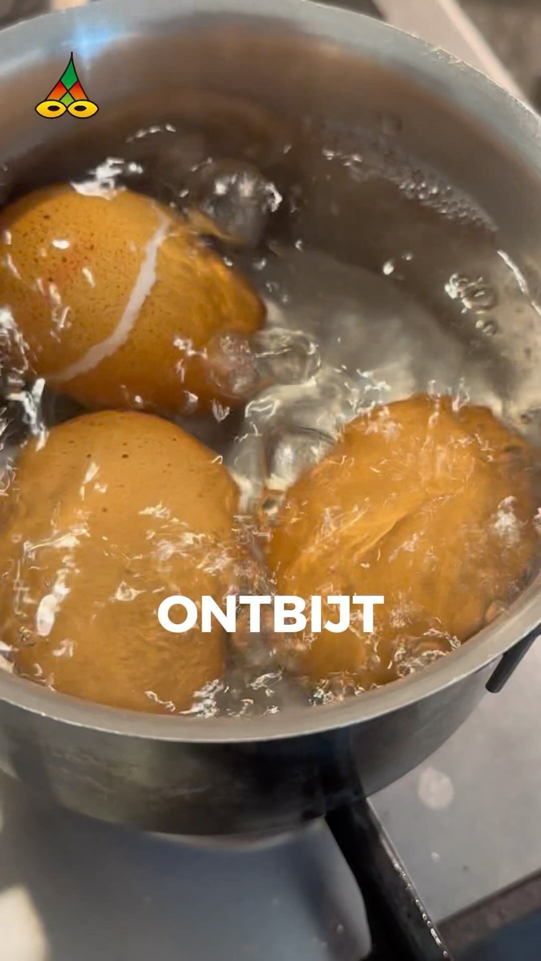 Nummer 63: Ontbijt
Beste landgenoten en Vlamingen,
Vanochtend ontstond
Met eitjes en jus d’orange
Dit vers van de pers
In een handomdraai.
De #Dichter van #Nederland & #Vlaanderen #voorjou met #zin en #onzin over #ontbijt #AI #automatisering @alessi_official #breakfastattiffany’s
Dit is een ‘Hou de zonzijde’-productie:
Tekst, spel & bewerking: Maurice Jonkers
Videografie, regie & eindredactie: @studio.hilma