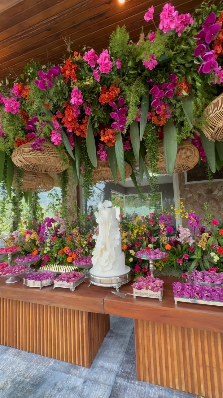 Celebramos o amor de Fernanda e Hetevaldo em um cenário de tirar o fôlego, a cerimônia no Cristo Redentor foi marcada por momentos emocionantes.
Após a troca de votos, a recepção foi uma explosão de cores!
A decoração vibrante trouxe vida ao ambiente, com arranjos florais em tons variados e detalhes que refletiam a personalidade alere dos noivos.
Nanda e Hete, que a união de vocês seja sempre tão colorida e cheia de amor quanto este dia incrível!
@drafernandaliraaa @hetevaldo
Decoração: @casorio_perfeito
@mineirart @dualpaisagismo @santehmesaposta @acvelas @belle_table @panosecores @jump.paulorangel
Local: @recanto_do_barao_oficial
Cerimonial: @tatianasousa_assessoria @miraexperiencias
Buffet: @verasoares_eg
Bar: @abacaxibar
Bolo e doces: @casalgarciabolos
Bem casados: @wildebemcasadosrecife
Bouquet: @auroraatelierfloral
Dj: @djgalalau
Atração: @joesamuel_oficial
Identidade visual: @pillartss
.
.
.
#casorioperfeito #decorcasorioperfeito #noivas #noivas2025 #noivas2026 #noivasrj #casamento #casamentorj #wedding #weddinginspiration #decorcasamento #decoraçãodecasamento #decorandocomamor #noivascariocas #casamentorio #blogsdecasamento #flowers #muitasflores
#casamentonocristo
#cristoredentor
#casamentoaoarlivre
#recantodobarão
#destinationwedding