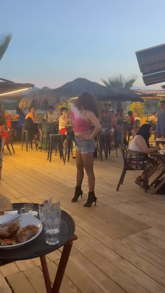 🔥 Show time au Hawaï Club ! 🔥
Viens profiter d’un show unique sur la plage avec nos danseuses 💃
Ambiance garantie à Argelès-sur-Mer !
#HawaiClub #Argeles #Show #Plage #Ambiance