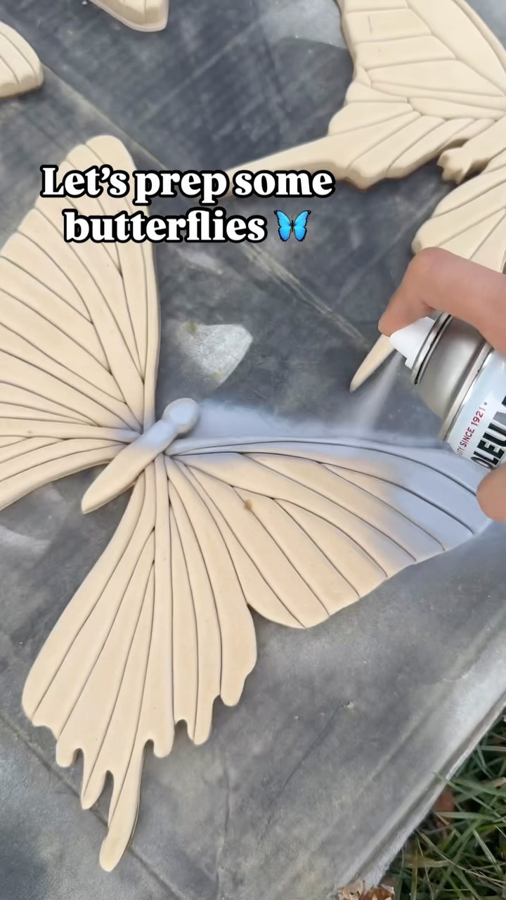 Prepping all the butterflies so they can get their colorful paint jobs next !
#woodart #woodworking #woodartist #scrollsaw #scrollsawing #woodwork #butterflyart #spraypaint
