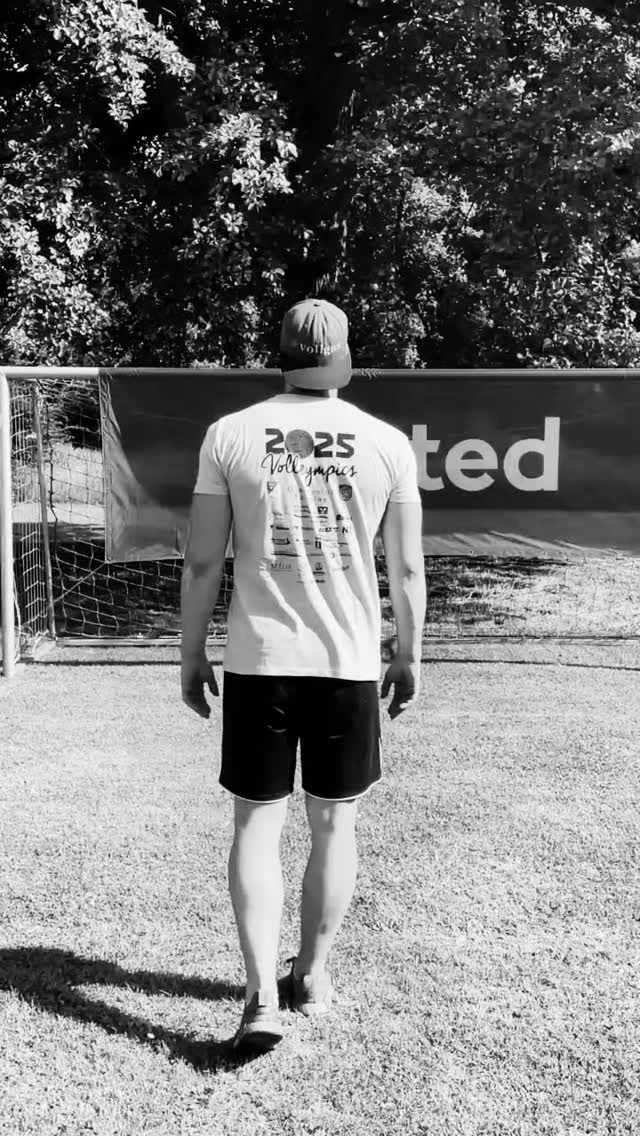It’s here. 👕🔥
Das Shirt 2025 ist am Start – neue Farbe, neuer Vibe, same Volleyball-Feeling. 🏐💥
Ihr habt gewartet, wir haben geliefert.
Ab jetzt erkennt man euch schon von Weitem. 😎🎨
Let the games begin.🏐🏆