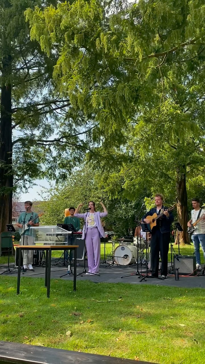 De eerste dienst na de zomervakantie is een feit; afgelopen zondag mochten we spelen tijdens de openluchtdienst in Lexmond. En wat was het een feest!🤩
