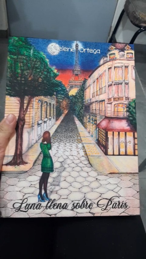 Edición pasta dura de "Luna llena sobre París". La verdad me encantó. ♡
#SeleneEscritora #escritoresdeinstagram #escritoraderomance #writersofinstagram #LunaLlenaSobreParis #paris