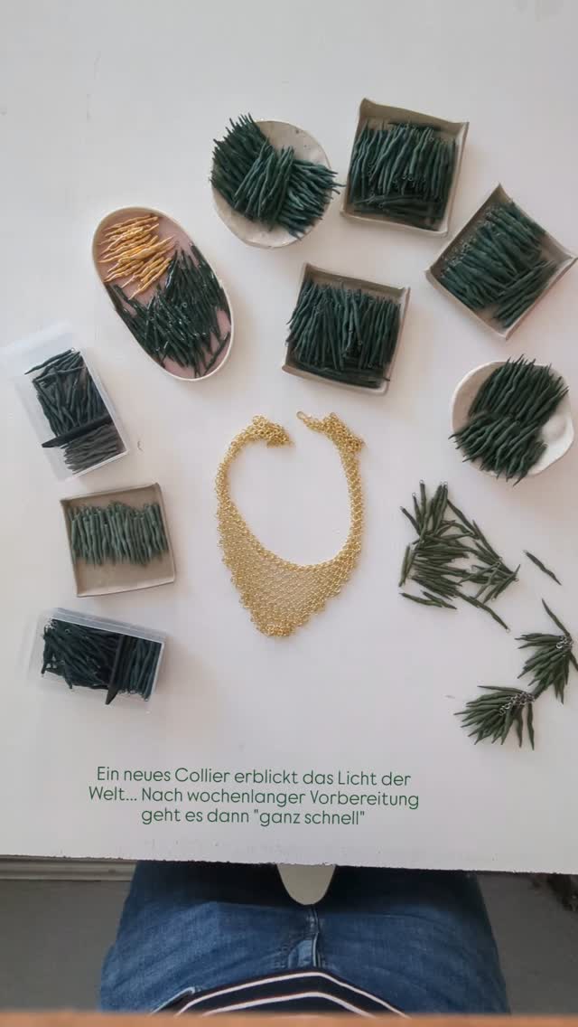 Hunderte Einzelteile, über Wochen vorbereitet...
Ein neues Stück der Fleece-Kollektion entsteht.
Was hier so flüssig aussieht, sind knapp vier Stunden Arbeit und ganz fertig geworden bin ich heute nicht...
#workinprogress #zeitgenössischesporzellan #zeitgenössischerschmuck #schmuckkunst #statementschmuck #porzellan
#contemporaryjewellery #contemporaryporcelain #porcelain #jewellery #jewelleryart