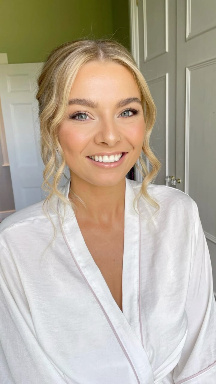 Soft glowy glam for gorgeous Chloe 🤍 @northbrookparkweddings @cloburgoyne
.
.
#bride #brides #bridestyle #makeupartist #makeup #makeuplooks #wedding #weddingday #beauty #bridalhair #weddingvenue #northbrookpark #surreybride #dorsetbride