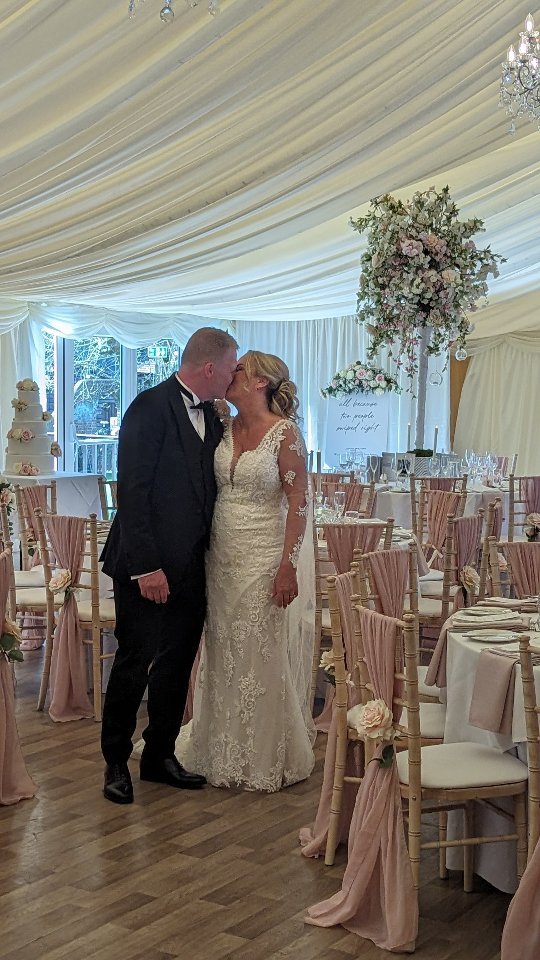 Justine & James's wedding was absolutely gorgeous. The first outdoor wedding of the season!
Friends and family gathered from near and far to celebrate their special day. @mulberryhousehotel looked a dream with each area carefully considered by Justine & our team. Fresh florals, luxury silk flowers and stunning table styling.
Congratulations to you both can't wait to see the photos!!!
@mulberryhousehotel
@coveritweddings
@tj_designer_weddings
@flowersforeverever
@fraserparryphotography
@hairbycarlyx
@yasminmakeupartist
@sistersax
@devotedeventsuk
@singerssecreto
@e20lights
@atw_creations
#OutdoorWedding #JustineAndJames #LoveInTheAir #SpringWedding #DreamVenue #springtime #blushwedding
#WeddingFloristry #weddingstyling #essexweddingflorist
#tjdesignerweddings #tjdesignergroup #CoverITWeddings