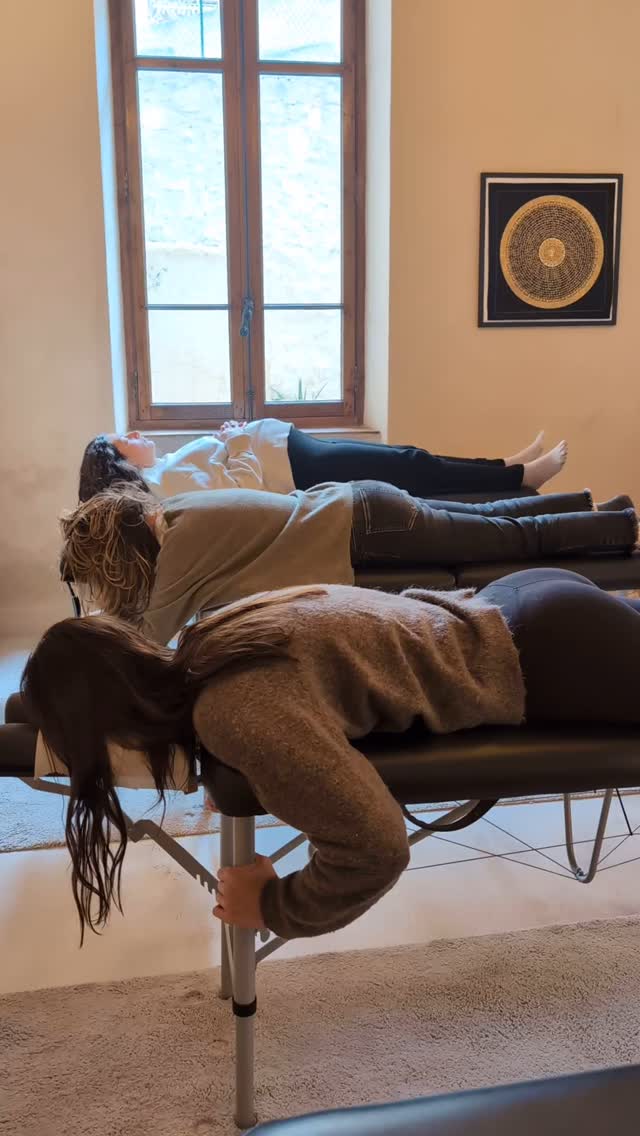 Chez Inné, nous avons fait le choix d’un espace partagé, à la lumière naturelle, brut et apaisant, où les soins se déroulent - après la première séance individuelle - en open space.
Un choix délibéré, profondément aligné avec notre vision :
- Parce que l’énergie circule différemment quand plusieurs personnes reçoivent en même temps.
- Parce que le champ vibratoire s’élève dans le collectif.
- Parce que l’introspection est telle que malgré le collectif l’introspection reste centrale.
Les soins restent profondément individuels et intimes, mais dans un lieu ouvert, pensé comme un cocon.
Et souvent, dans cette présence douce et silencieuse des autres, quelque chose se relâche plus profondément.
-
At Inné, we chose a shared healing space, bathed in natural light, raw and calming — where sessions take place in open space after the first one-on-one appointment.
A conscious decision, fully aligned with our vision:
– Because energy flows differently when multiple people receive care at the same time.
– Because the vibrational field rises in a collective setting.
– Because even in the presence of others, deep introspection remains at the heart.
Each session remains deeply individual and intimate, but held within an open room, designed as a cocoon.
And often, in the quiet and gentle presence of others, something releases more deeply.
#healingcenter #energyhealers #lebeausset #innésociety #alexisrobic