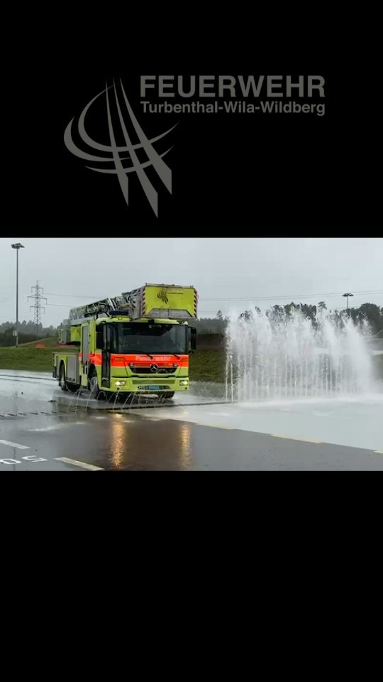 Fahrsicherheitstraining für unsere C1 Fahrer.
Neben den üblichen Fahrschulen durften unsere Fahrer heute ein Fahrsicherheitstraining mit den grossen Fahrzeugen besuchen. Ein wichtiges Element in der Ausbildung unserer Fahrer.
Auf weiter unfallfreie Übungs- und Einsatzfahrten.
#feuerwehr #118 #turbenthal #tösstal #wila #wildberg #übung #firefigther #swissfirefighter #blaulicht #Fahrschule #sicherheit #fahrsicherheitstraining #tlf #adl #lkw #chauffeur