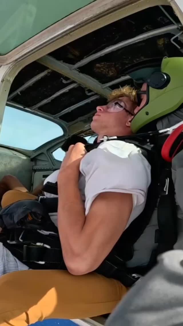 One second: fear.
Next second: focus.
Then — the rush.
No turning back.
#skydiving #bigislandgravity #gopro #inspiration #hawaii #adrenaline #adventure